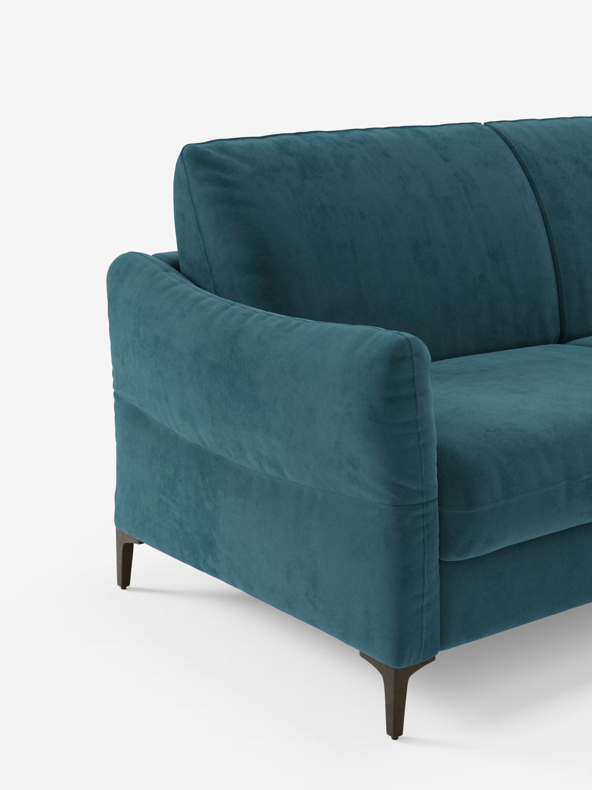 Su uno sfondo bianco a tinta unita, l’immagine mostra il divano letto Dalia a 2, 3 e 4 posti con materasso H18 di Divani.Store: un moderno divano in stile scandinavo rivestito in elegante velluto T30 color verde acqua, facile da pulire. La parte visibile comprende morbidi cuscini, braccioli arrotondati e gambe in legno scuro e angolate; nella foto sono visibili solo il lato sinistro e parte dello schienale e della seduta.