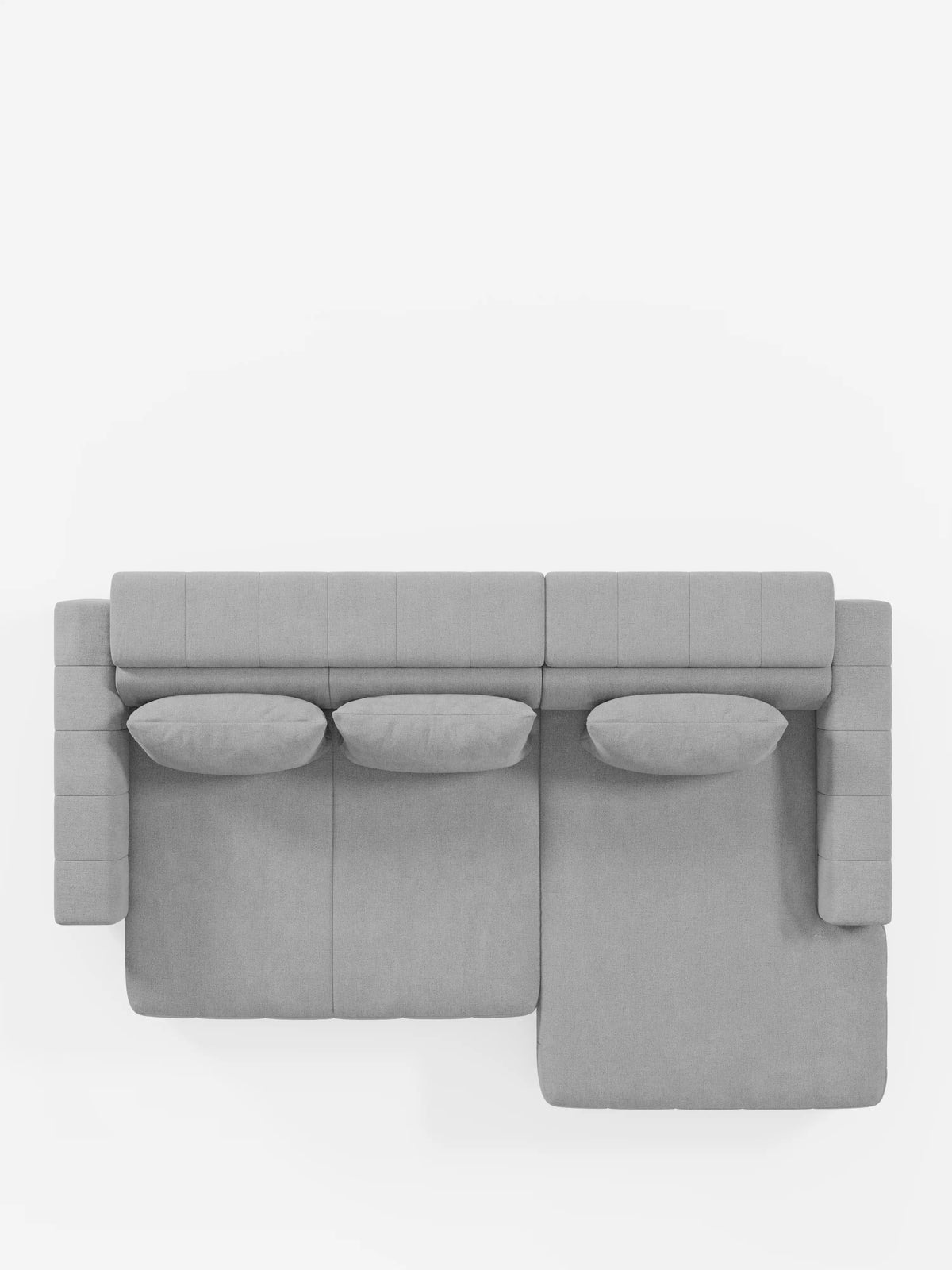Una vista dall’alto del divano angolare dorico con penisola e sedute allungabili con relax elettrico di Divani.Store, rivestito in tessuto T23 grigio chiaro antimacchia. Questo moderno divano componibile è dotato di tre cuscini per lo schienale, tre cuscini per la seduta, una chaise longue che si estende verso destra e braccioli su entrambe le estremità. Il divano è dotato di poggiatesta reclinabili e sedute allungabili elettricamente, il tutto su uno sfondo bianco a tinta unita.