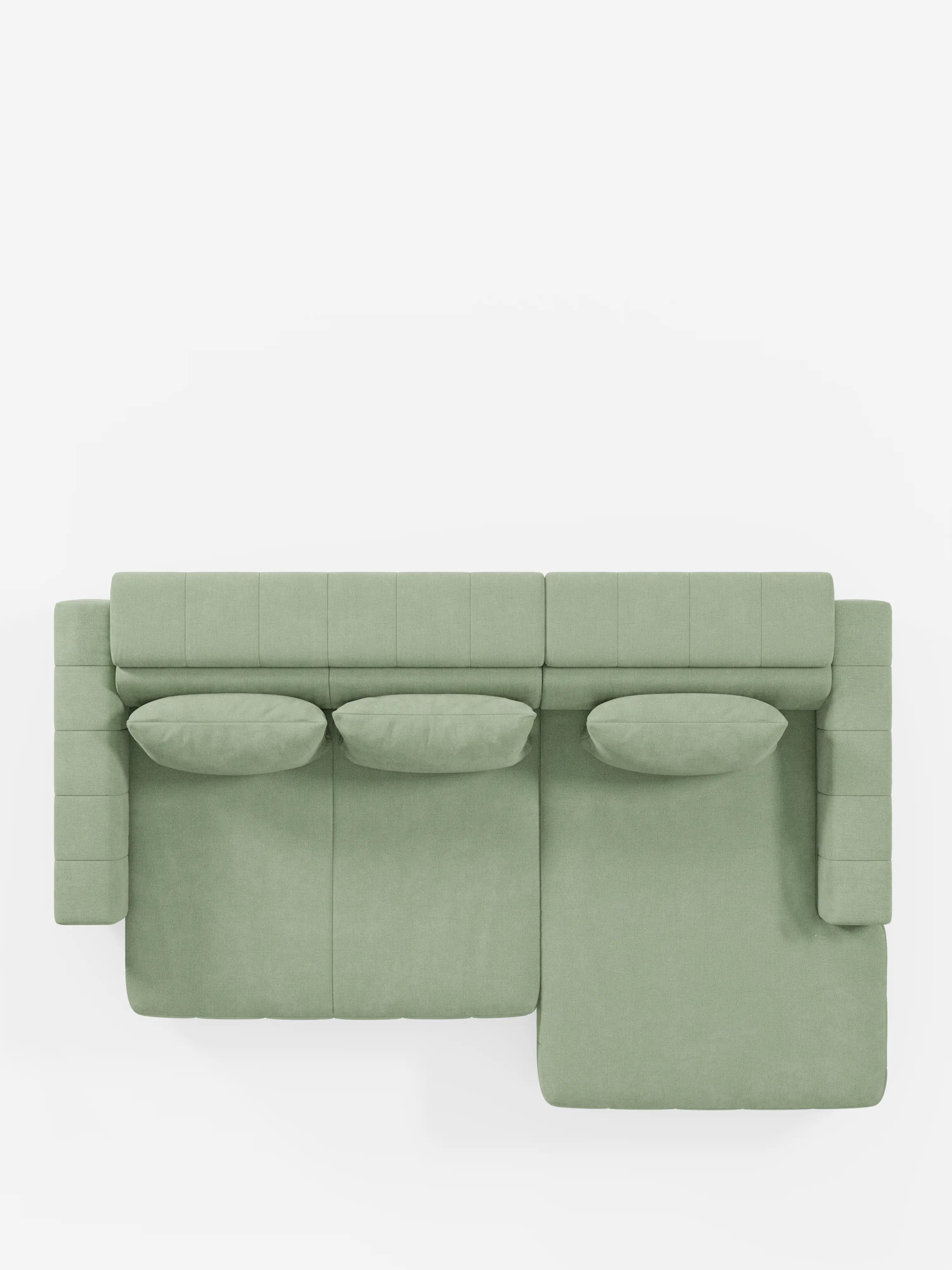 Una vista dall'alto del divano d'angolo Doric verde chiaro con penisola e sedute allungabili con relax elettrico - poggiatesta reclinabili in tessuto smacchiabile T23 di Divani.Store, caratterizzato da un design a forma di L con tre cuscini dello schienale e due braccioli rettangolari. La sezione chaise longue si estende verso destra, offrendo uno spazio ampio e confortevole, perfetto per il relax. Il divano componibile è presentato su uno sfondo bianco.