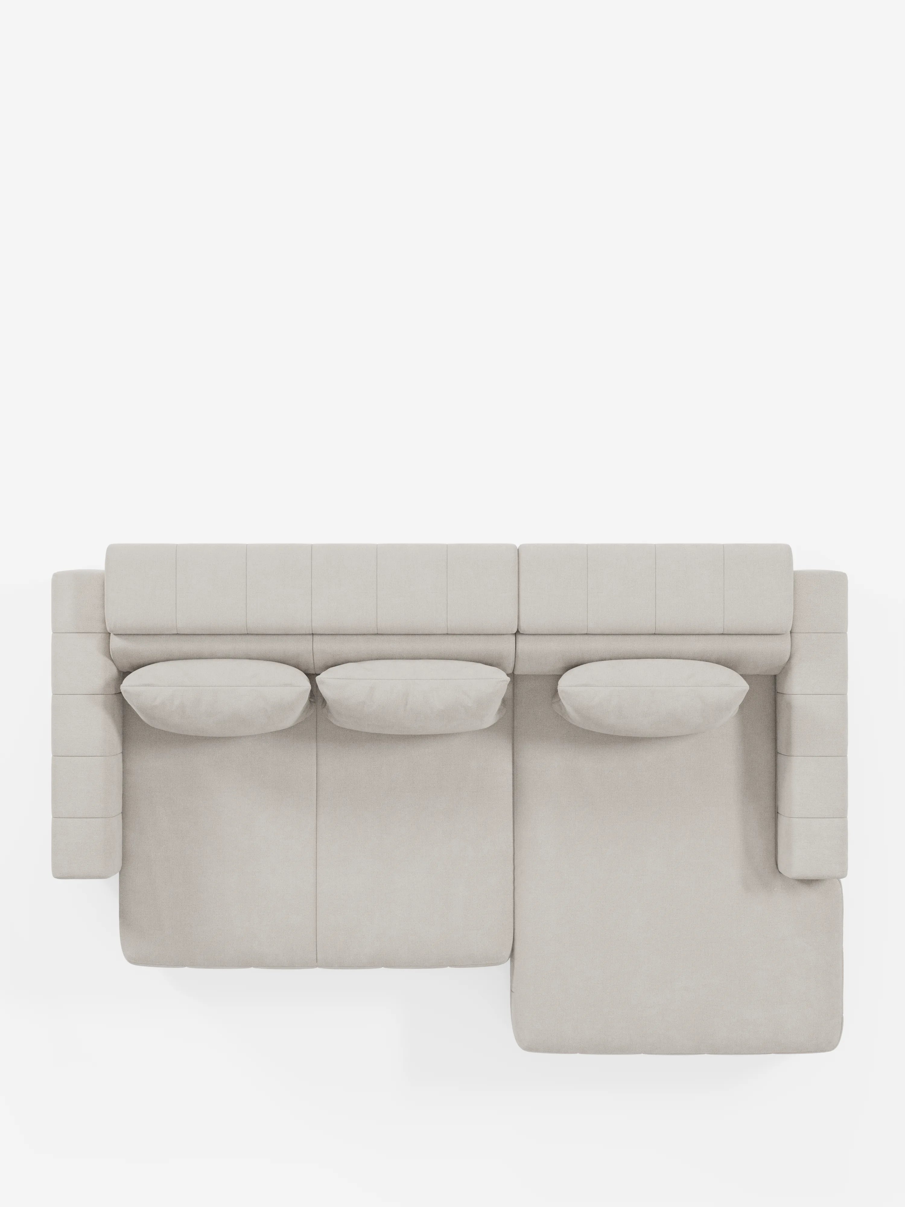 Vista dall'alto del Divano angolare dorico con penisola e sedute allungabili con relax elettrico - poggiatesta reclinabili in tessuto smacchiabile T23 di Divani.Il modello, presentato in un colore beige chiaro con tre cuscini di seduta, cuscini schienali rettangolari abbinati, ampi braccioli e una chaise longue che si estende dal lato destro. Su uno sfondo bianco a tinta unita, il suo design moderno e minimalista cattura l’essenza di un divano elegante.