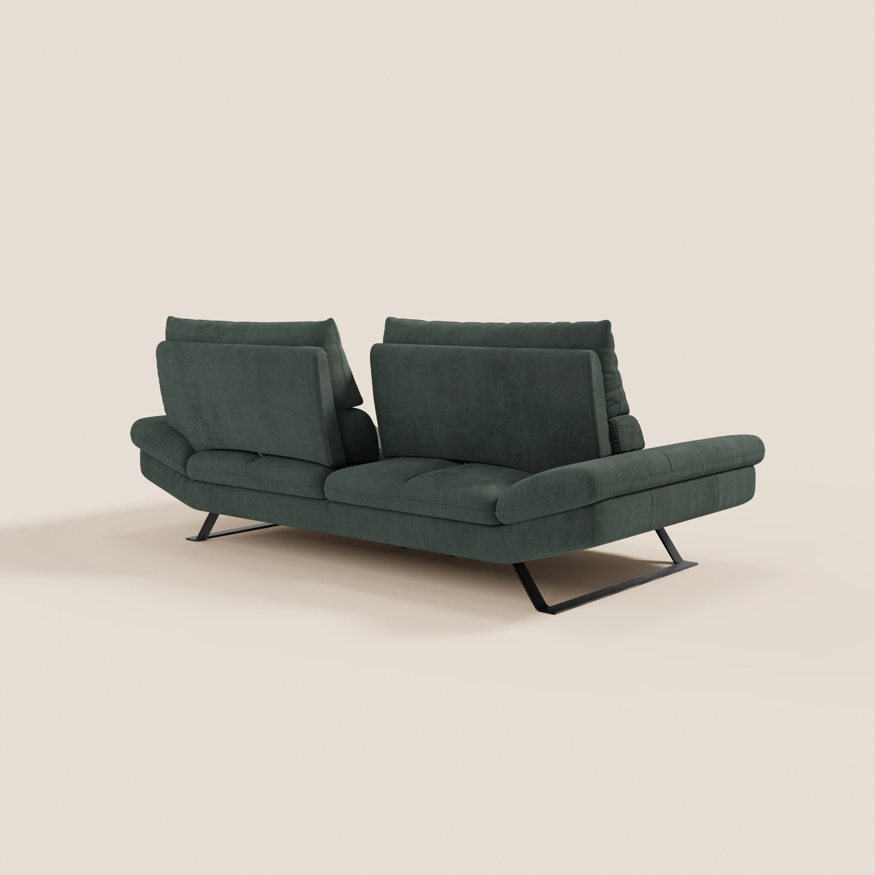 Il divano Eclipse dal design moderno di Divani.Store, presentato in verde scuro con schienali traslanti e piedini alti angolati in metallo nero, offre due posti a sedere ed è esposto di tre quarti su uno sfondo beige.