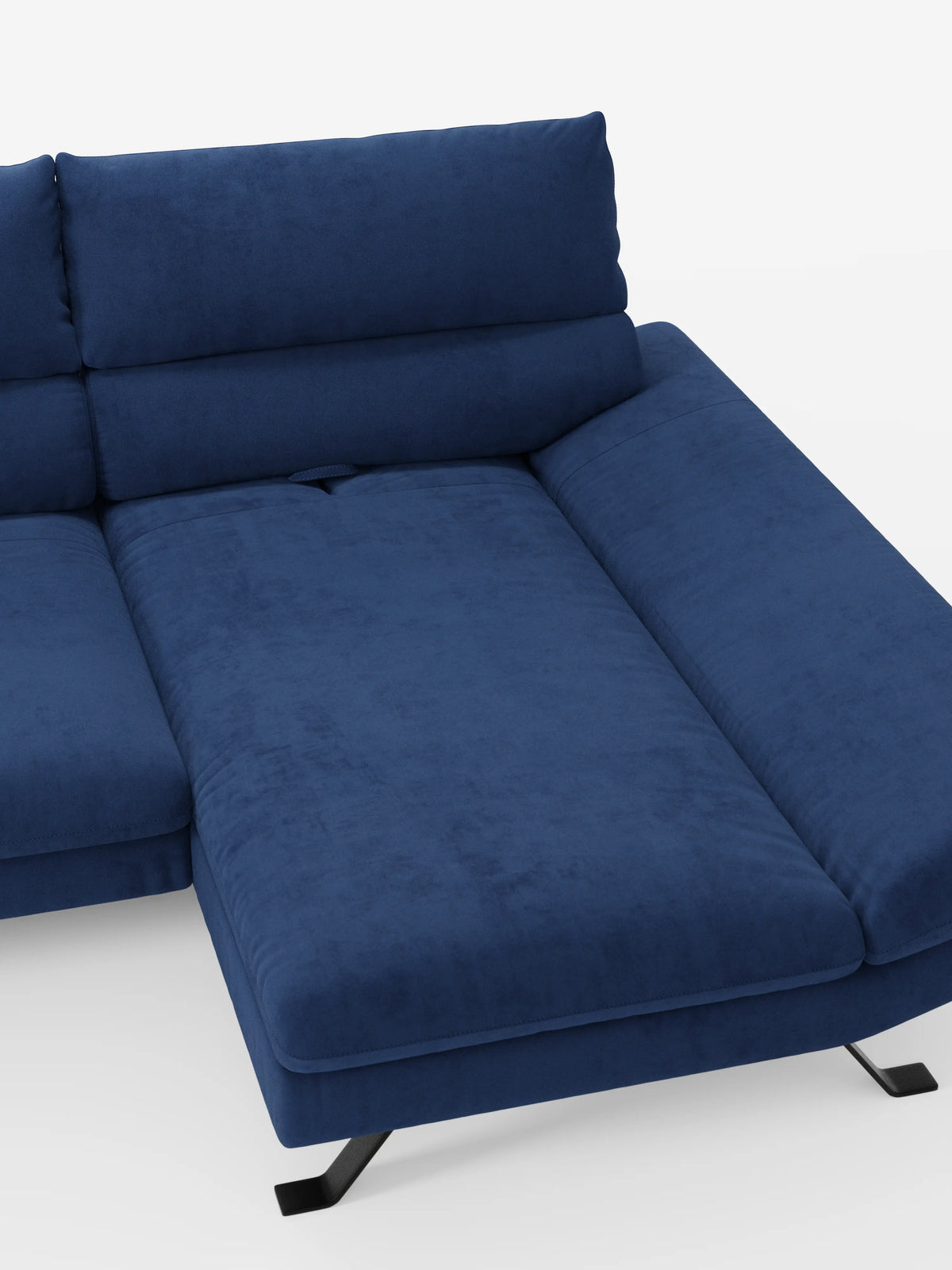 Il divano angolare Eclipse con penisola e schienali traslanti in microfibra tecnica smacchiabile T11 di Divani.Store è qui presentato con rivestimento blu scuro, con una sezione estesa per creare una superficie piana simile a un letto. Questo divano dal design contemporaneo presenta morbidi cuscini, una chaise longue per un comfort ancora maggiore, ampi braccioli e gambe in metallo nero, il tutto in primo piano su uno sfondo bianco a tinta unita.