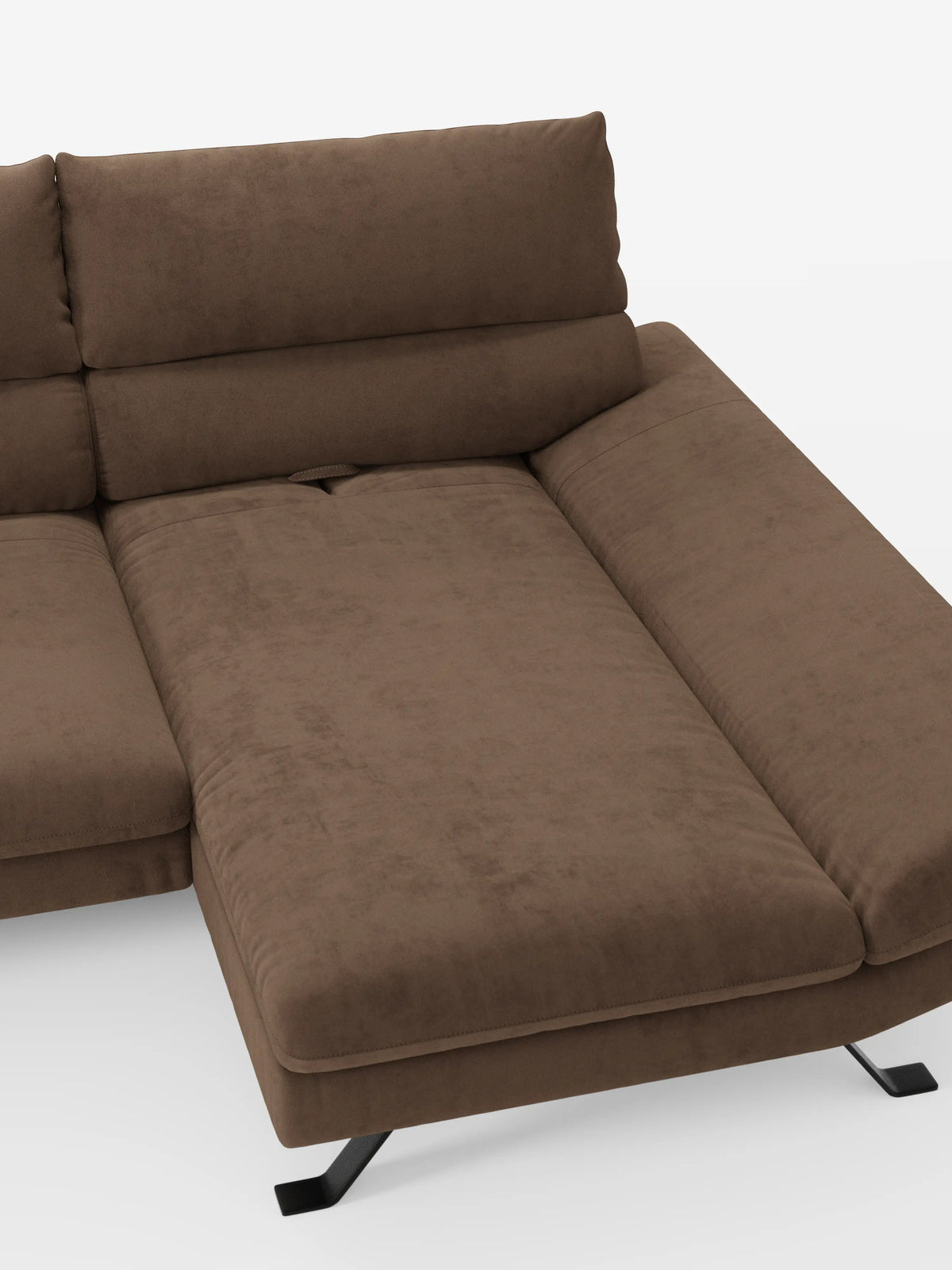 Il divano angolare Eclipse con penisola e schienali traslanti in microfibra tecnica smacchiabile T11 di Divani.Store è un divano a L di colore marrone con chaise longue, rivestito in morbida microfibra tecnica resistente alle macchie. È dotato di morbidi cuscini, ampi braccioli, schienali regolabili (schienali traslanti) per un maggiore comfort e gambe in metallo nero. Lo sfondo è bianco a tinta unita.