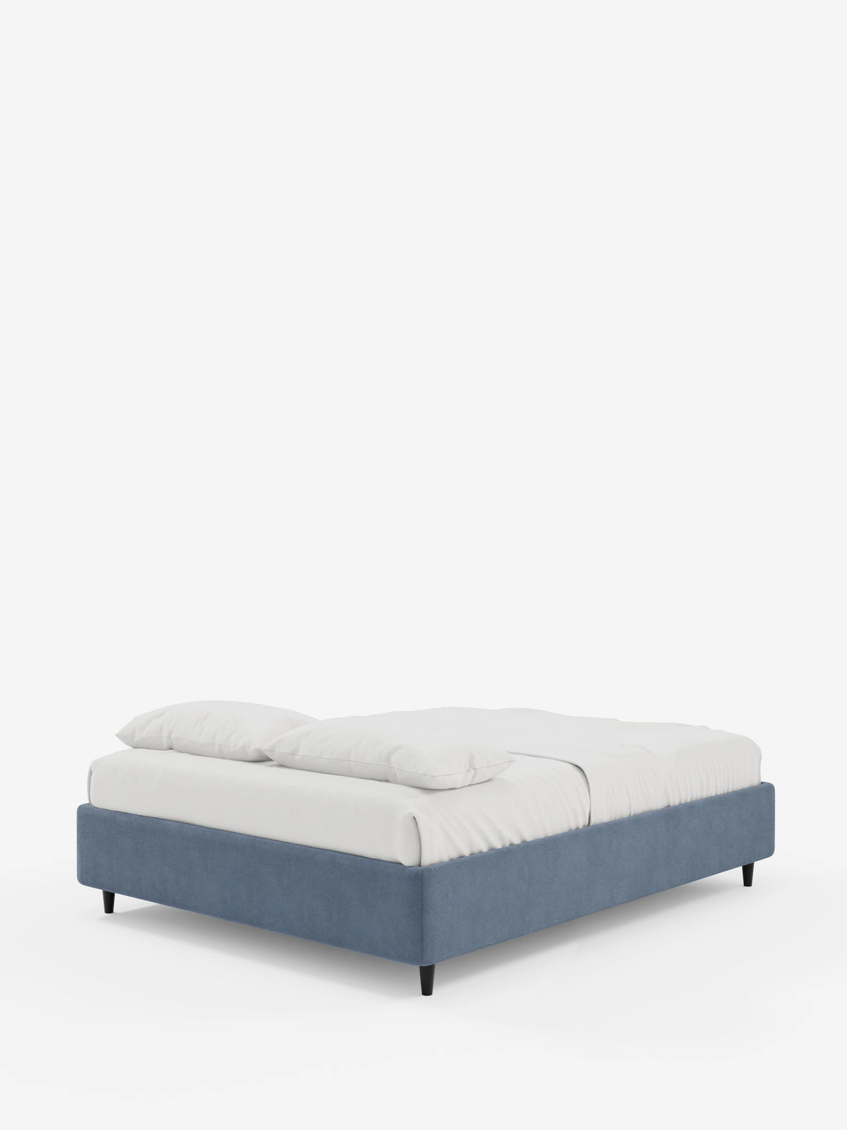Il letto sommier imbottito ERON con contenitore in tessuto impermeabile certificato Oeko-Tex è un letto basso, blu su sfondo bianco, con base piatta, gambe corte e affusolate di colore scuro, un materasso bianco e due cuscini.