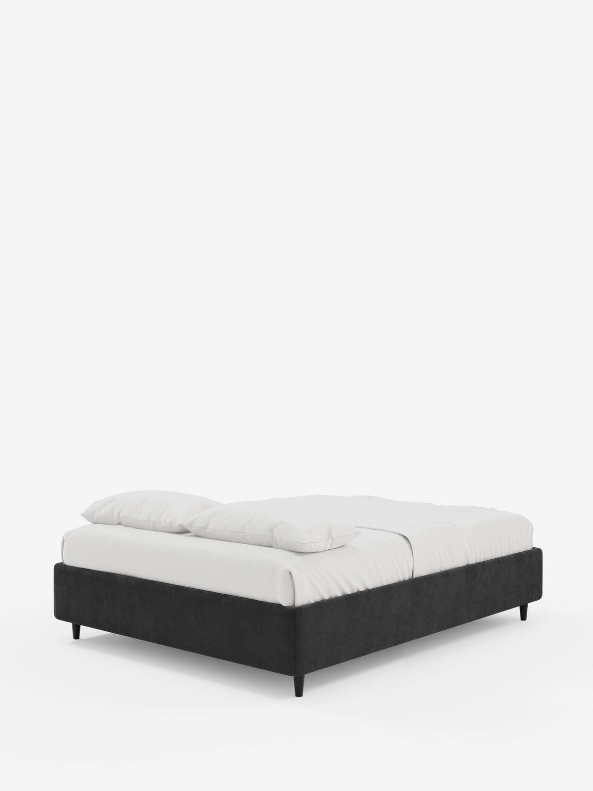 Il letto sommier imbottito ERON con contenitore, rivestito in tessuto impermeabile certificato Oeko-Tex, spicca su uno sfondo bianco a tinta unita, caratterizzato da una base rettangolare a profilo ribassato di colore grigio scuro su gambe nere, con biancheria da letto bianca e due cuscini.