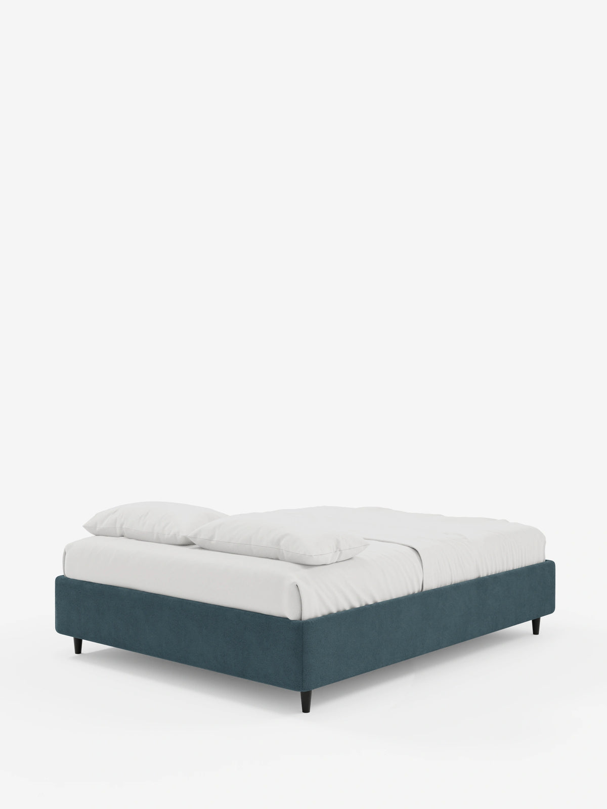 Il letto sommier imbottito ERON con contenitore, rivestito in tessuto impermeabile certificato Oeko-Tex, presenta una base a profilo ribassato di colore blu scuro, sostenuta da piccole gambe affusolate nere, e è adornato con lenzuola bianche e due cuscini bianchi su uno sfondo bianco sporco.