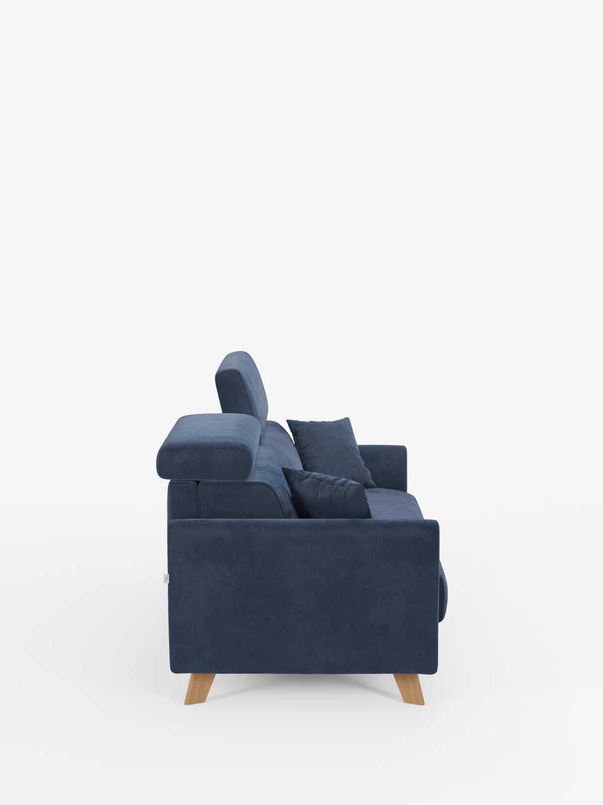 Su uno sfondo bianco è raffigurata una vista di profilo del divano letto Francy con poggiatesta regolabili di Divani.Store. Questo divano dal design moderno e minimalista presenta un rivestimento in tessuto T30 blu scuro, facile da pulire, gambe in legno, due cuscini di seduta e poggiatesta regolabili. Il rivestimento è completamente sfoderabile per una maggiore praticità.