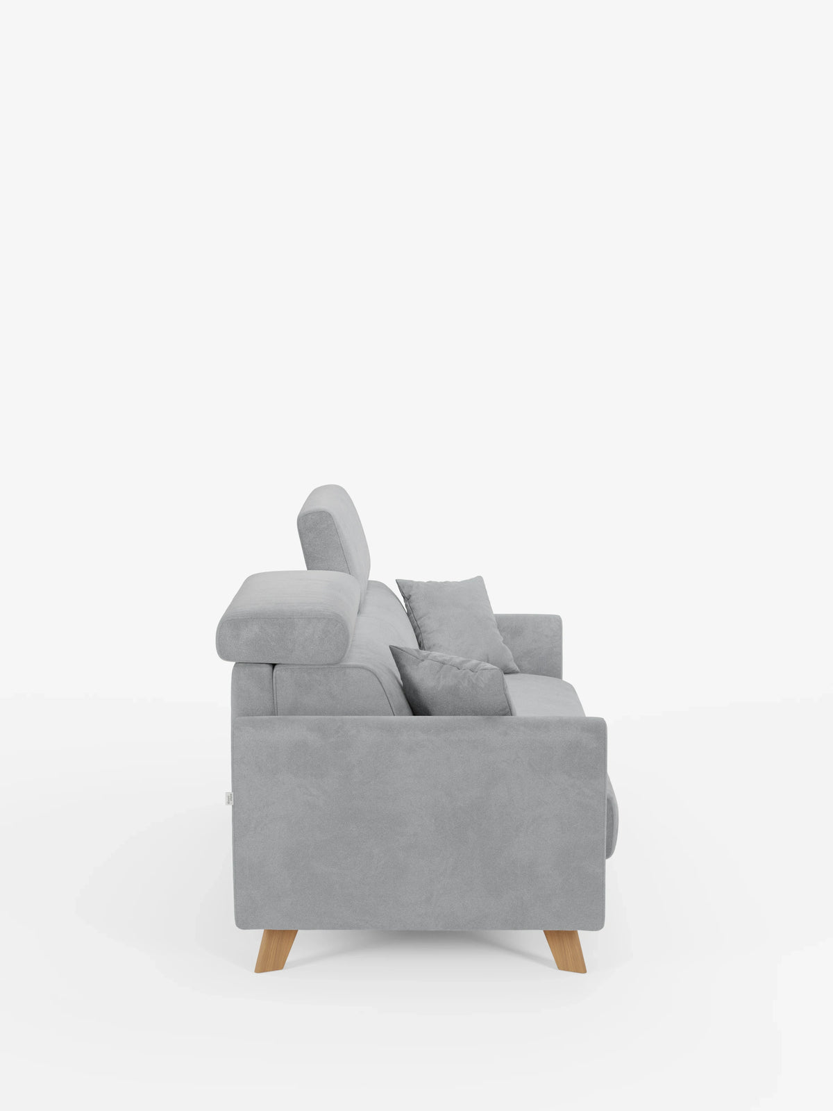 Vista laterale del divano letto Francy con poggiatesta regolabili di Divani.Store, rivestito in un elegante tessuto T30 grigio chiaro resistente alle macchie. Questo moderno divano a tre posti presenta gambe in legno, poggiatesta regolabili, due piccoli cuscini quadrati e un design pulito e minimalista. Presentato su uno sfondo bianco a tinta unita per metterne in risalto la forma e le caratteristiche.