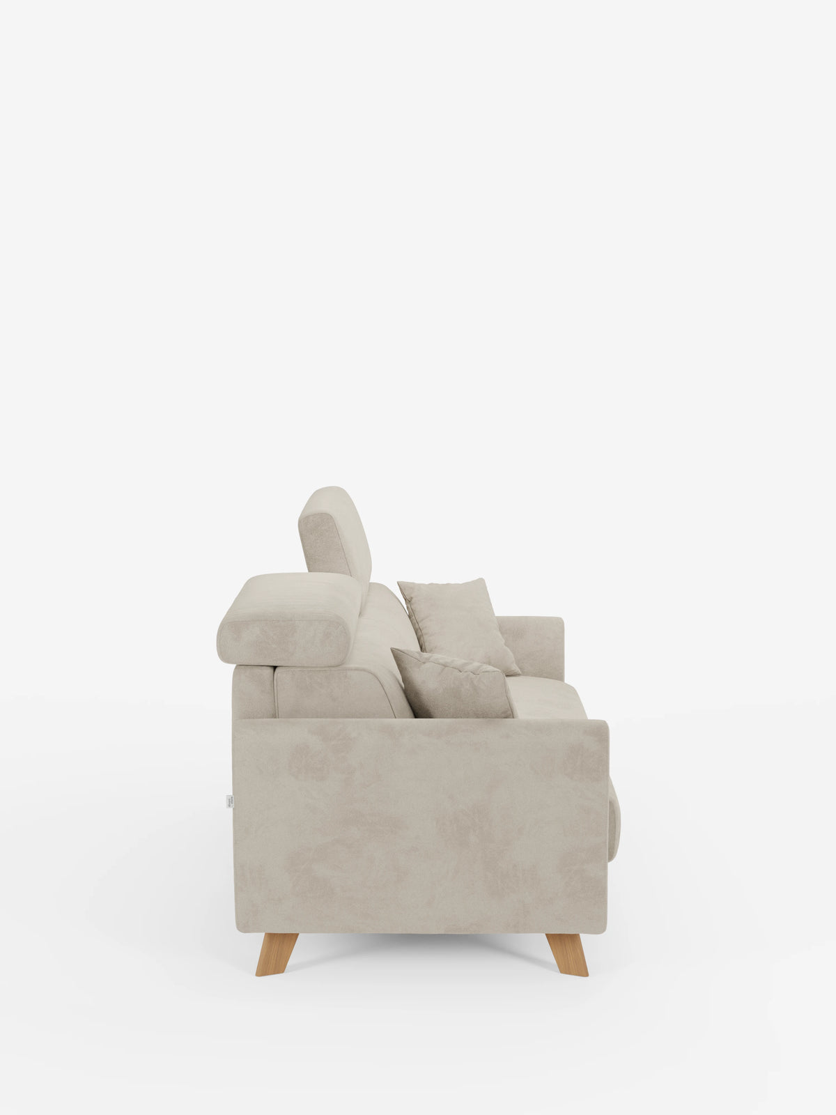Vista laterale del divano letto Francy con poggiatesta regolabili di Divani.Store, un moderno divano a tre posti color beige dotato di due cuscini di seduta rettangolari, due cuscini dello schienale quadrati e due cuscini decorativi. Questo divano completamente sfoderabile è rivestito in elegante tessuto T30 resistente alle macchie e presenta gambe in legno leggermente inclinate e poggiatesta regolabili, il tutto su uno sfondo bianco a tinta unita.