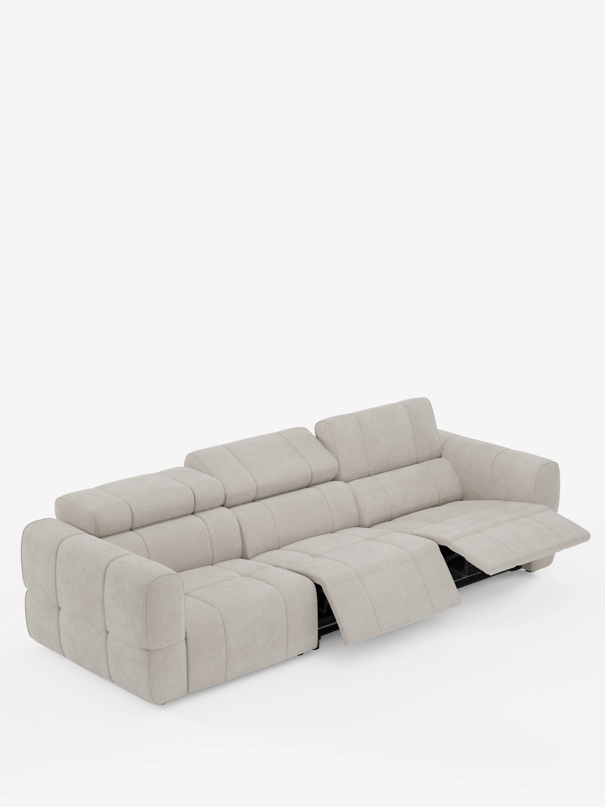 Un divano modulare Giotto beige chiaro a 4 posti con poggiatesta reclinabili e funzione relax elettrica opzionale, rivestito in tessuto smacchiabile T23 su sfondo bianco, caratterizzato da un motivo a griglia cucito e da due sezioni in posizione reclinata.