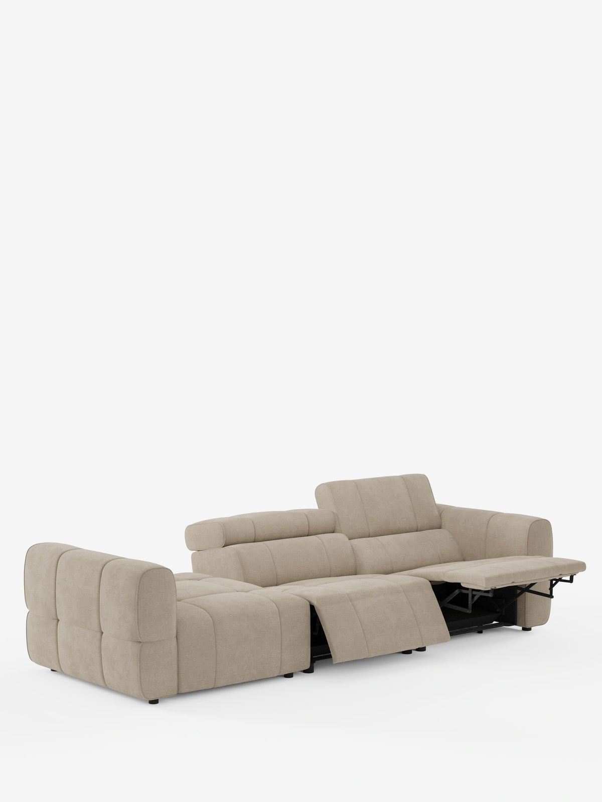 Il divano componibile Giotto Divano in beige con terminale aperto – opzione relax elettrico in tessuto smacchiabile T23 – presenta un terminale aperto, un poggiapiedi elettrico e cuscini dello schienale con un motivo trapuntato lineare su sfondo bianco.