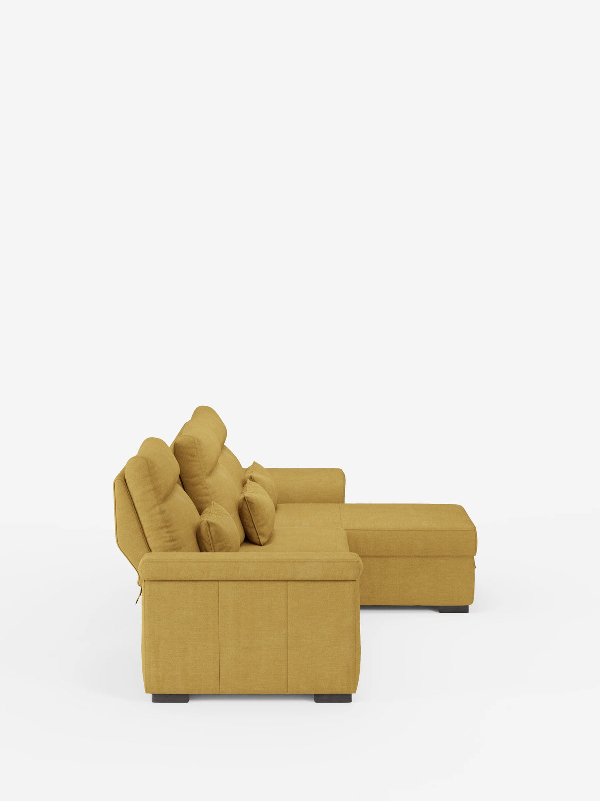 Il divano letto angolare Ischia con schienali scorrevoli, elemento estraibile e penisola contenitore in tessuto smacchiabile misto lino è un divano componibile color giallo senape con chaise longue, piedini bassi a blocco, cuscini regolabili e cuscini decorativi.