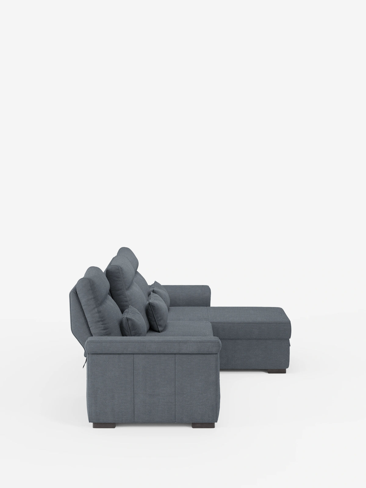 Un divano letto angolare Ischia di colore grigio-blu con schienali scorrevoli, elemento estraibile e penisola contenitore in tessuto antimacchia misto lino, con chaise longue, penisola contenitore, due cuscini per lo schienale e due cuscini decorativi.