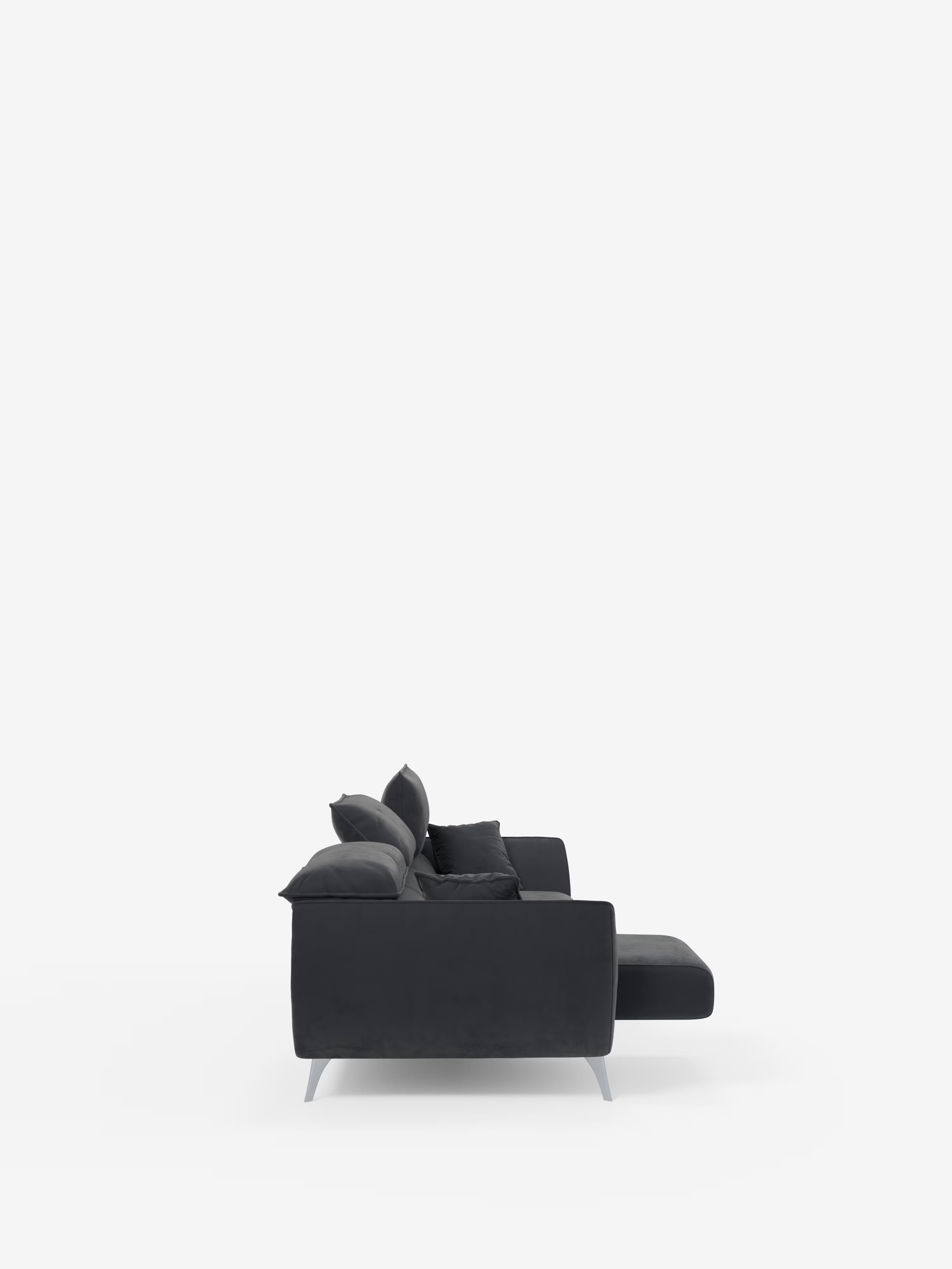 Vista laterale del divano Michelangelo 4 Posti di Divani.Store, un moderno divano grigio scuro con tre sedute estensibili e poggiatesta regolabili, rivestito in elegante velluto T30 resistente alle macchie. Su uno sfondo bianco a tinta unita, il divano presenta linee slanciate e minimaliste, gambe corte e angolate in metallo e sedute estensibili per un maggiore comfort che ne sottolineano il design contemporaneo.