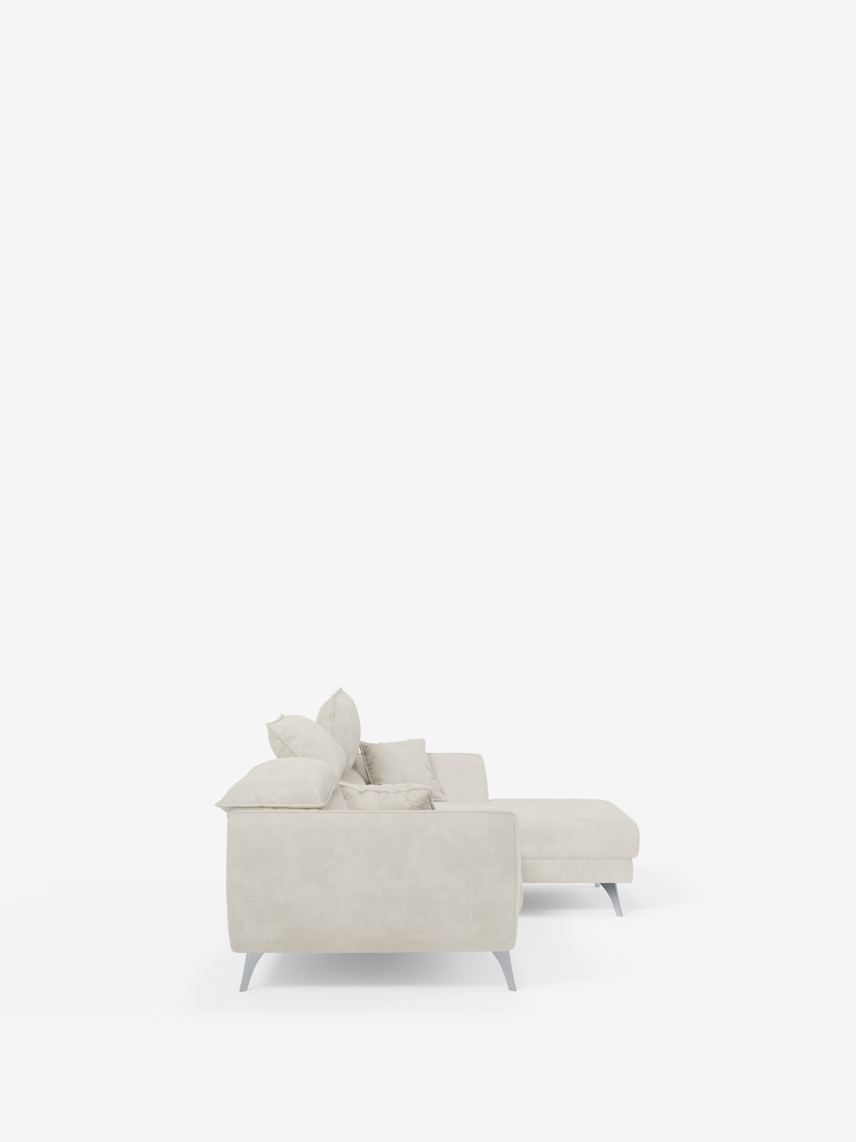 Vista laterale del divano angolare Michelangelo con penisola e sedute estensibili di Divani.Store, presentato in un moderno tessuto T30 beige chiaro smacchiabile effetto velluto. Questo elegante divano presenta tre cuscini, gambe angolari slanciate, una chaise longue integrata sulla destra e poggiatesta regolabili, il tutto su uno sfondo bianco a tinta unita.