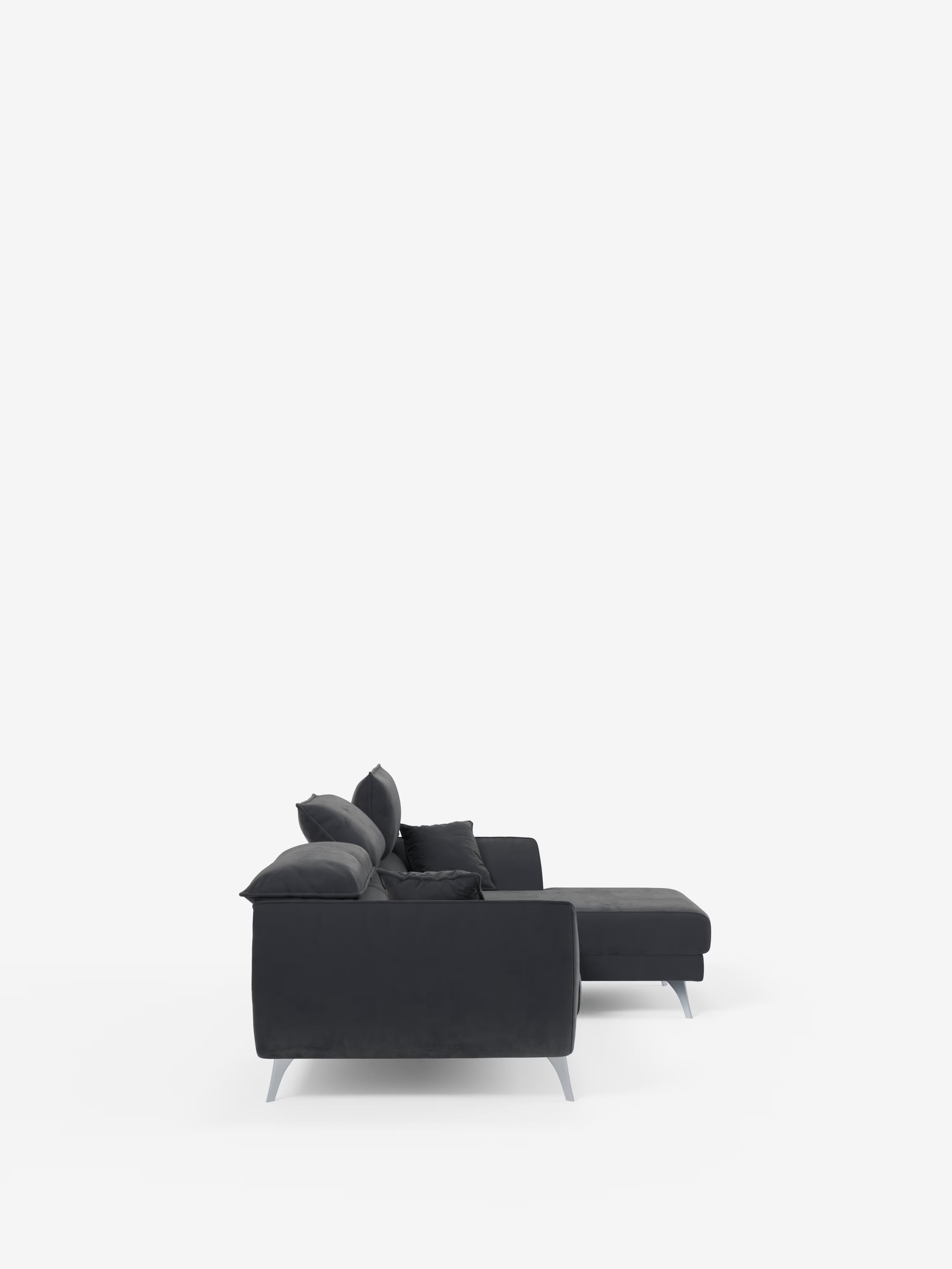 Vista laterale del divano angolare con penisola e sedute estensibili “Michelangelo” di Divani.Store, rivestito in raffinato tessuto T30 effetto velluto, resistente alle macchie. Questo moderno divano componibile grigio scuro presenta morbidi cuscini per lo schienale e la seduta, poggiatesta reclinabili, eleganti gambe in metallo e una chaise longue che si estende sul lato destro, il tutto su uno sfondo bianco a tinta unita.