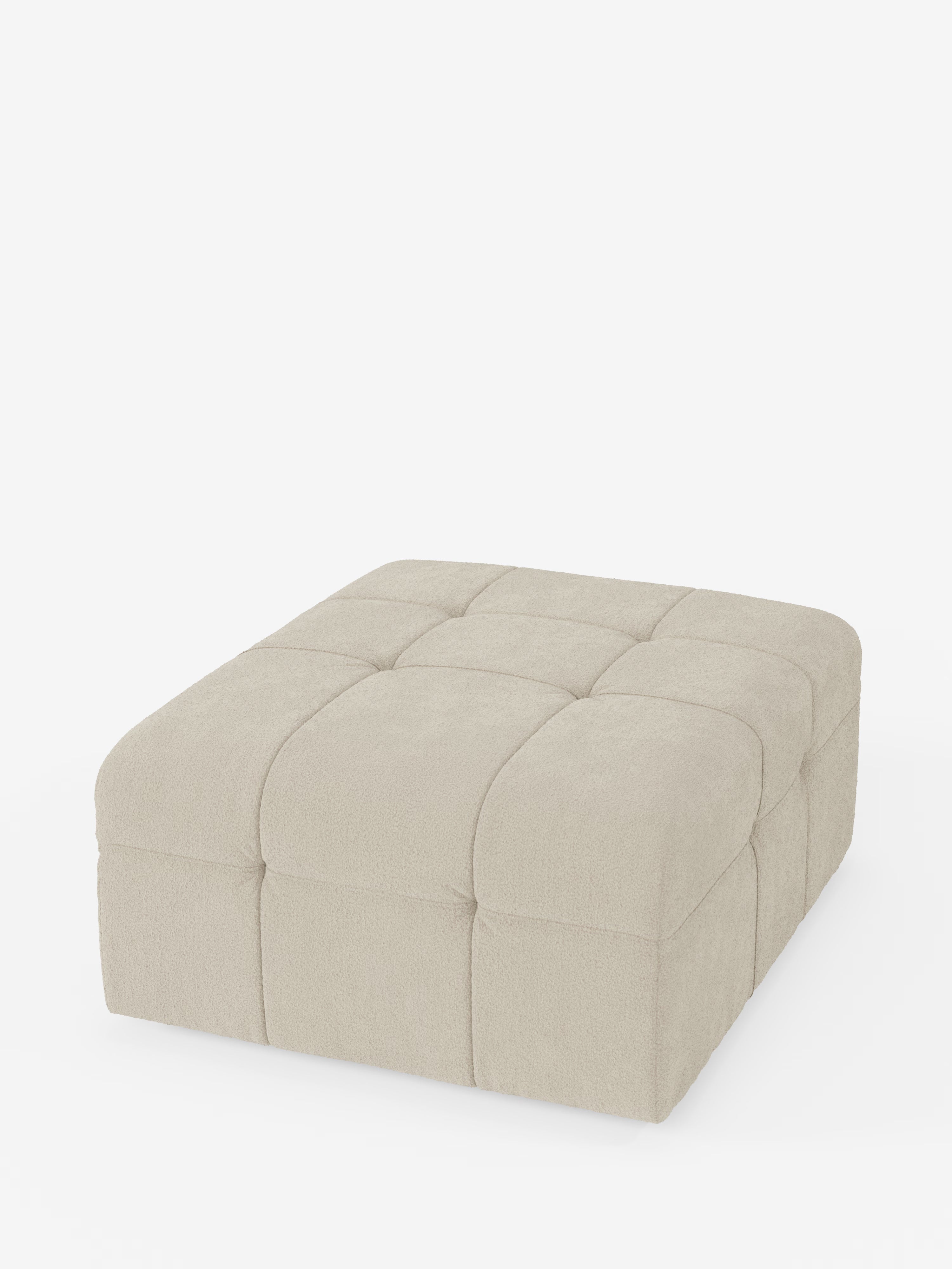 Vi presentiamo il pouf e modulo Mosaic in bouclé di Divani.Store: un pouf quadrato color beige chiaro, che misura 96x77 cm, caratterizzato da una superficie capitonné (imbottita) con motivo a griglia e realizzato in morbido tessuto bouclé T21 resistente alle macchie. La sua superficie morbida e i bordi arrotondati creano un effetto accogliente, che risalta sullo sfondo bianco a tinta unita.