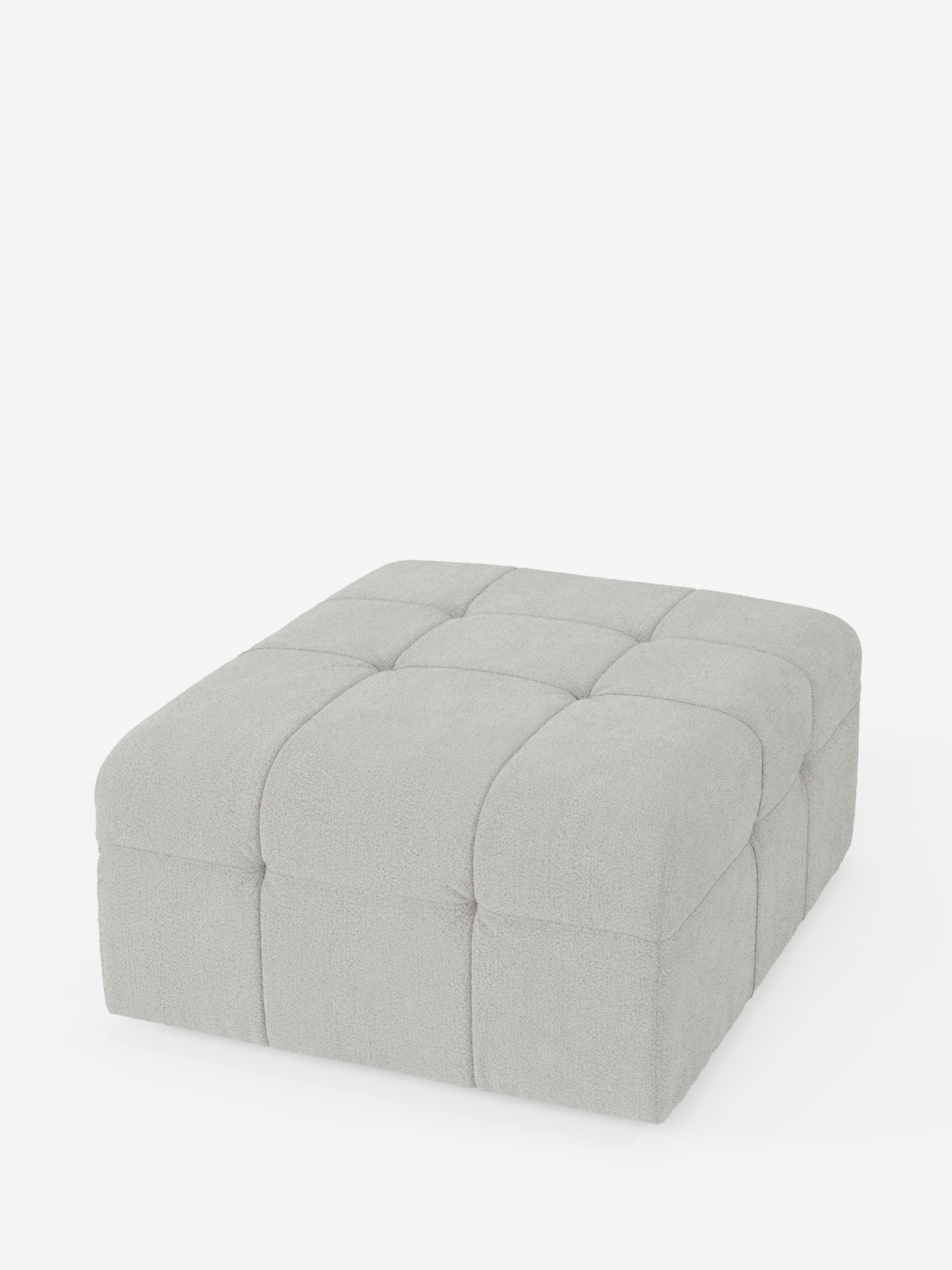 Un pouf quadrato color grigio chiaro di Divani.Store, il modello “Mosaic” in bouclé (96x77 cm), si distingue per l’elegante design italiano caratterizzato da un motivo a griglia capitonné, composto da quadrati cuciti sulla parte superiore e sui lati. Rivestito in morbido tessuto T21 resistente alle macchie, presenta bordi arrotondati e si distingue su uno sfondo bianco a tinta unita.
