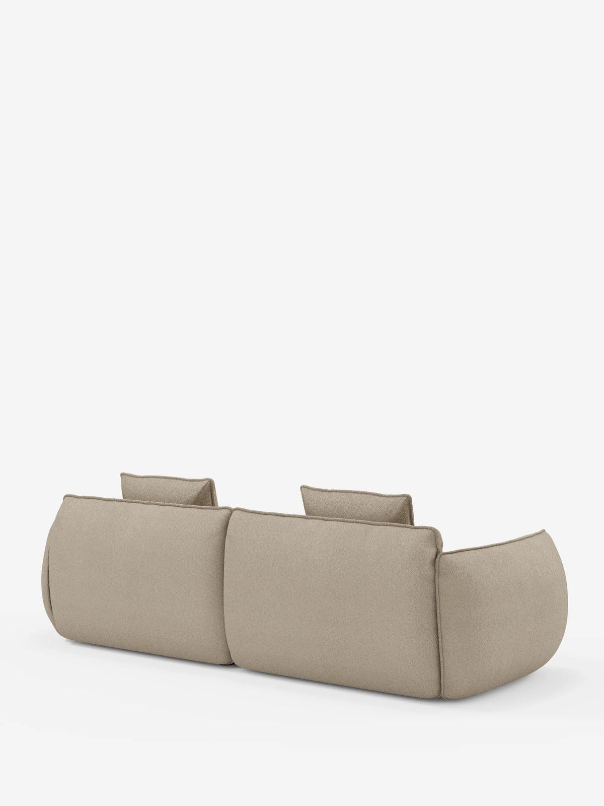 Un divano Nimbus contemporaneo a 3 posti, modulare e componibile da 250 cm di Divani.Store, rivestito in tessuto beige chiaro effetto cotone antimacchia (tessuto smacchiabile effetto cotone t33), è ripreso da dietro su uno sfondo bianco a tinta unita. Il divano modulare presenta due schienali, bordi arrotondati e una silhouette morbida e imbottita, senza gambe a vista, per un design minimalista.