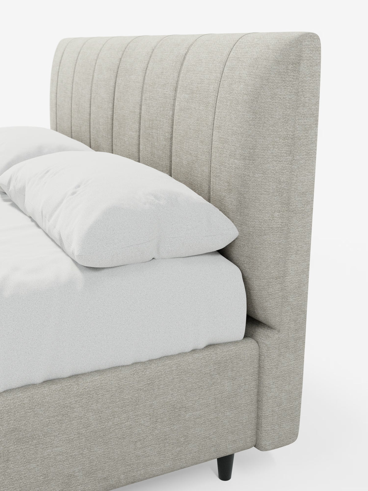 Un primo piano del letto imbottito ONYX con contenitore e testiera verticale in tessuto certificato Oeko-Tex® di Letti.store, che mette in risalto la sua testiera alta e imbottita in beige chiaro con pannelli cuciti verticalmente. Il letto presenta una struttura beige abbinata, biancheria da letto bianca e due cuscini, con gambe corte nere visibili alla base. Il tutto su sfondo bianco.