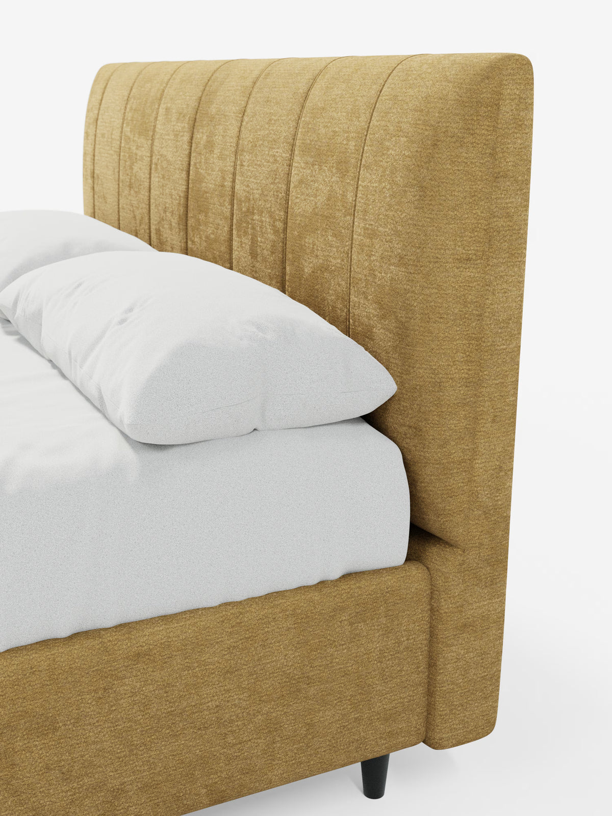 Un primo piano del letto imbottito ONYX con contenitore e testiera verticale in tessuto certificato Oeko-Tex® di Letti.store, che mette in risalto la testiera giallo senape con cuciture verticali. Il letto è abbinato a biancheria da letto e cuscini bianchi, mentre la struttura e la testiera in tessuto testurizzato poggiano su corte gambe nere.