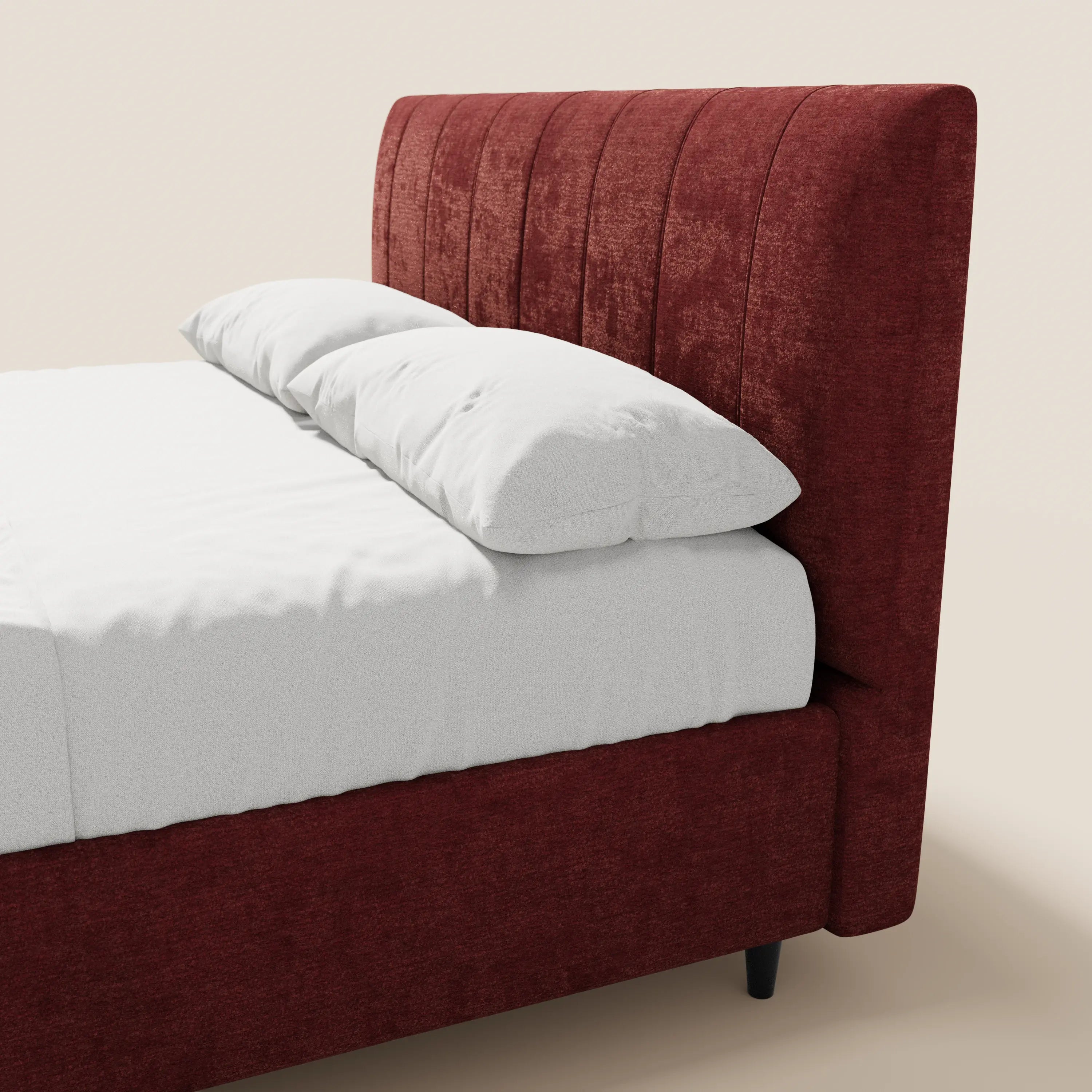 Un primo piano di ONYX di Letti.store, un letto imbottito con un'alta testiera verticale in tessuto rosso scuro certificato Oeko-Tex®, rifinito con cura con biancheria da letto bianca e due cuscini, su uno sfondo beige chiaro a tinta unita.