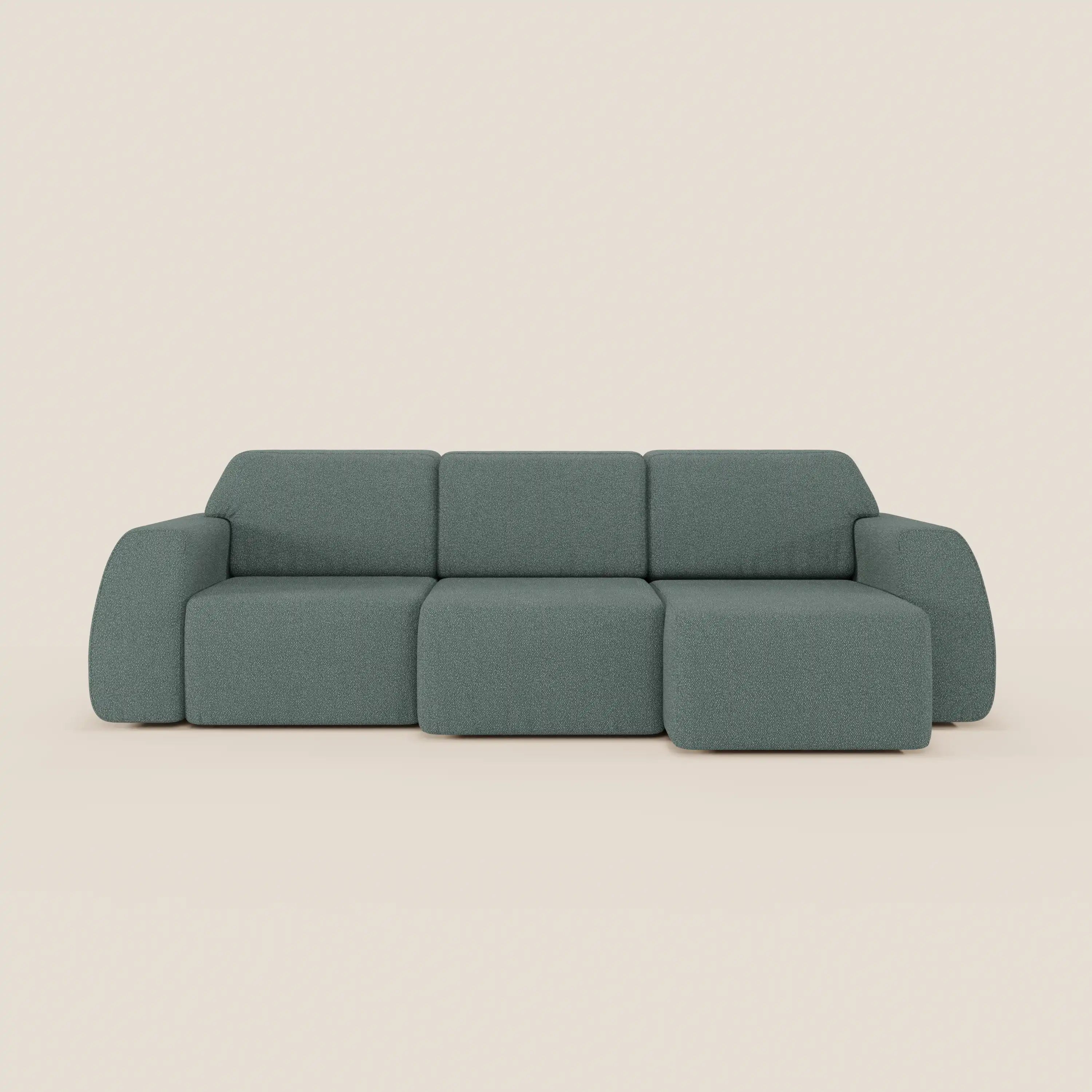 Il divano Orbit con 3 sedute scorrevoli e allungabili di Divani.Store, in tessuto smacchiabile effetto cotone T33, è caratterizzato da bordi arrotondati e da una chaise lounge sulla destra, che offre un look moderno e modulare su uno sfondo beige chiaro.