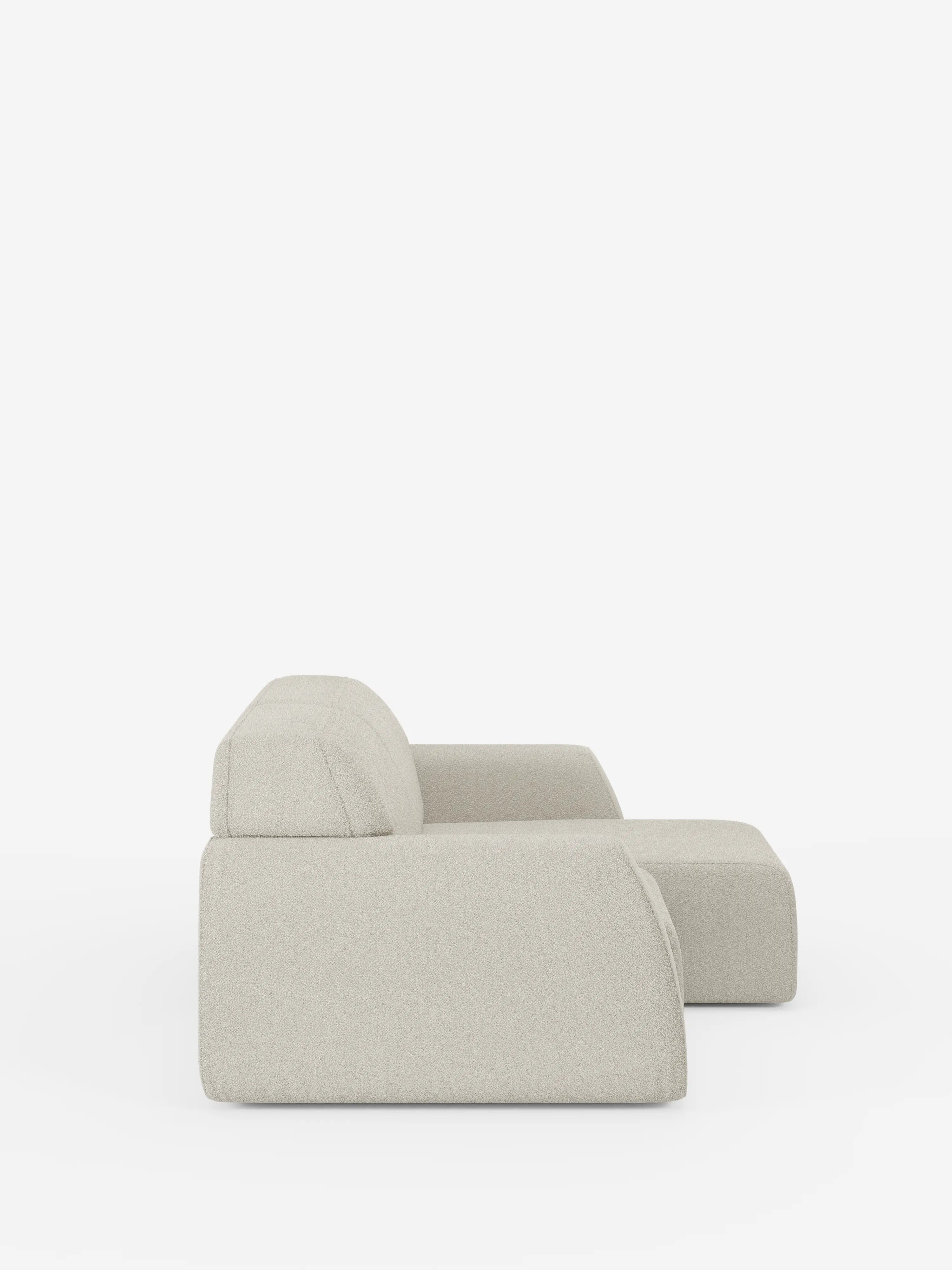 Viene mostrata una vista laterale del divano Orbit a 2 e 3 posti con sedute scorrevoli di Divani.Store, interamente rivestito in tessuto T33 grigio chiaro, smacchiabile, effetto cotone. Il divano presenta un design minimalista e moderno, caratterizzato da uno schienale basso, un'ampia seduta e linee pulite — incarnando il vero design contemporaneo — su uno sfondo bianco a tinta unita.