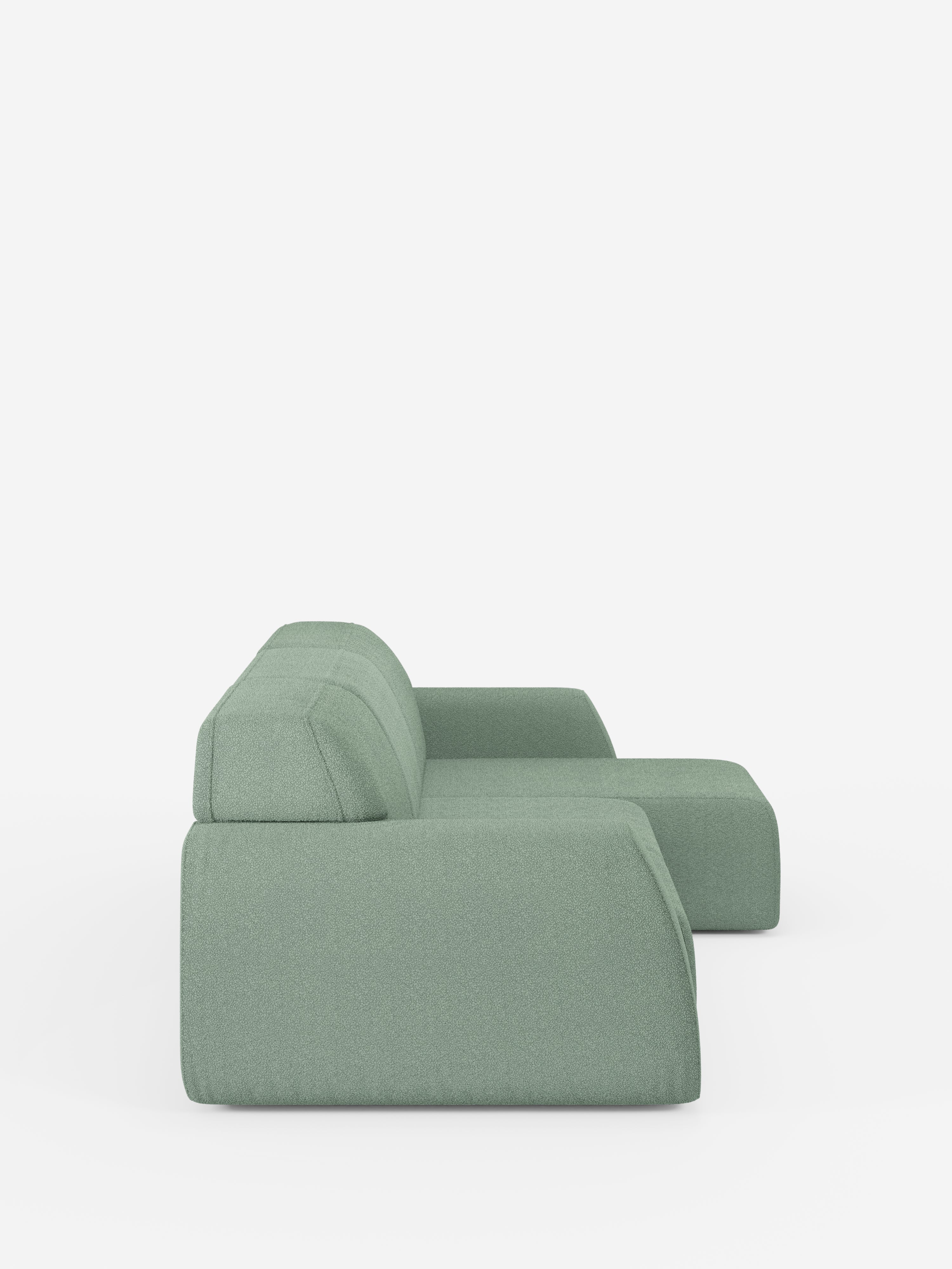 Un divano angolare Orbit moderno e minimalista, di colore verde, con penisola reversibile e tutte le sedute allungabili, rivestito in tessuto smacchiabile effetto cotone T33 di Divani.Store, caratterizzato da uno schienale basso e da cuscini di seduta ampi e profondi. Visto di profilo su uno sfondo bianco a tinta unita, questo divano modulare mette in risalto le sue linee pulite e il morbido rivestimento ant macchia con effetto cotone.