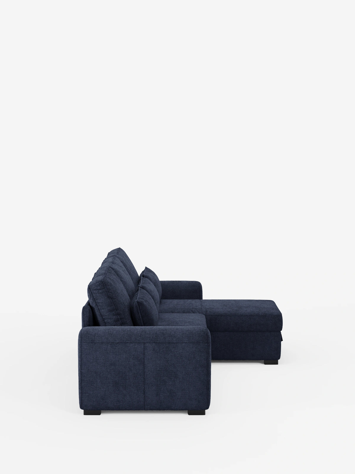 Il divano letto Ottaviano con letto estraibile – penisola reversibile e contenitore in tessuto materico smacchiabile è un divano letto angolare blu scuro con chaise longue sul lato destro, cuscini spessi e materici, schienale basso e piedini neri a blocco corti.