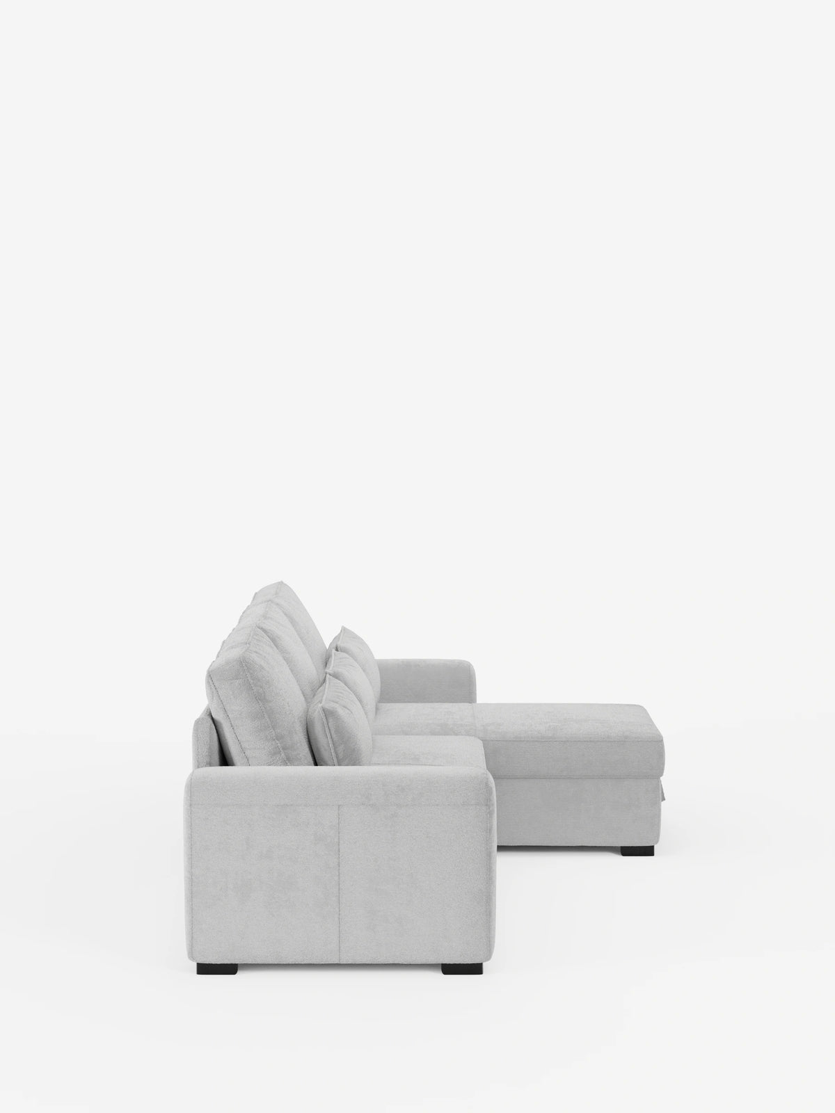 Un divano letto Ottaviano con letto estraibile, penisola reversibile e contenitore in tessuto materico smacchiabile color grigio chiaro, caratterizzato da una chaise longue a destra, cuscini quadrati, braccioli bassi e piedini massicci scuri su sfondo bianco.