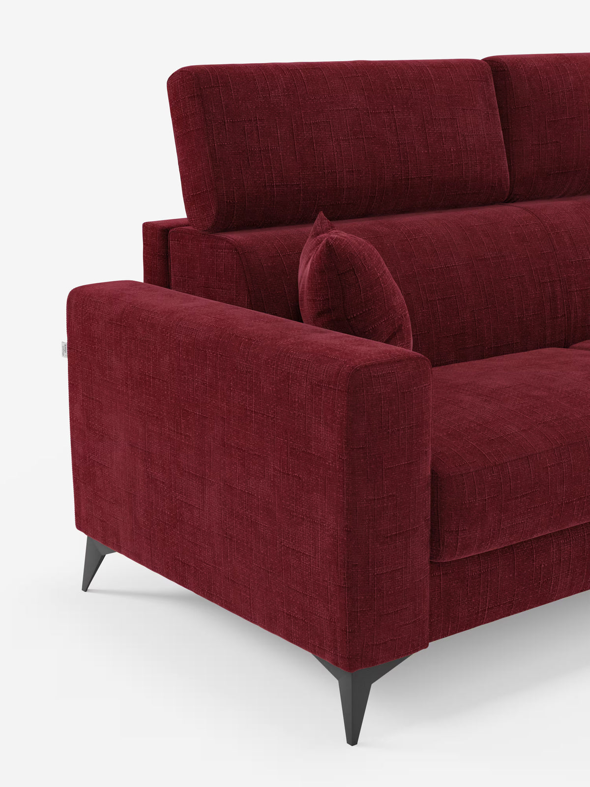 Il divano letto matrimoniale Pegaso di Divani.Store è un divano moderno rivestito in tessuto jacquard T22 rosso intenso, resistente alle macchie e caratterizzato da un motivo a trama. Questo complemento d’arredo contemporaneo presenta braccioli rettangolari spessi, cuscini dello schienale alti con poggiatesta regolabili, un cuscino decorativo abbinato e gambe angolate in metallo nero. Nella foto, scattata su sfondo bianco, è visibile solo il lato sinistro del divano.