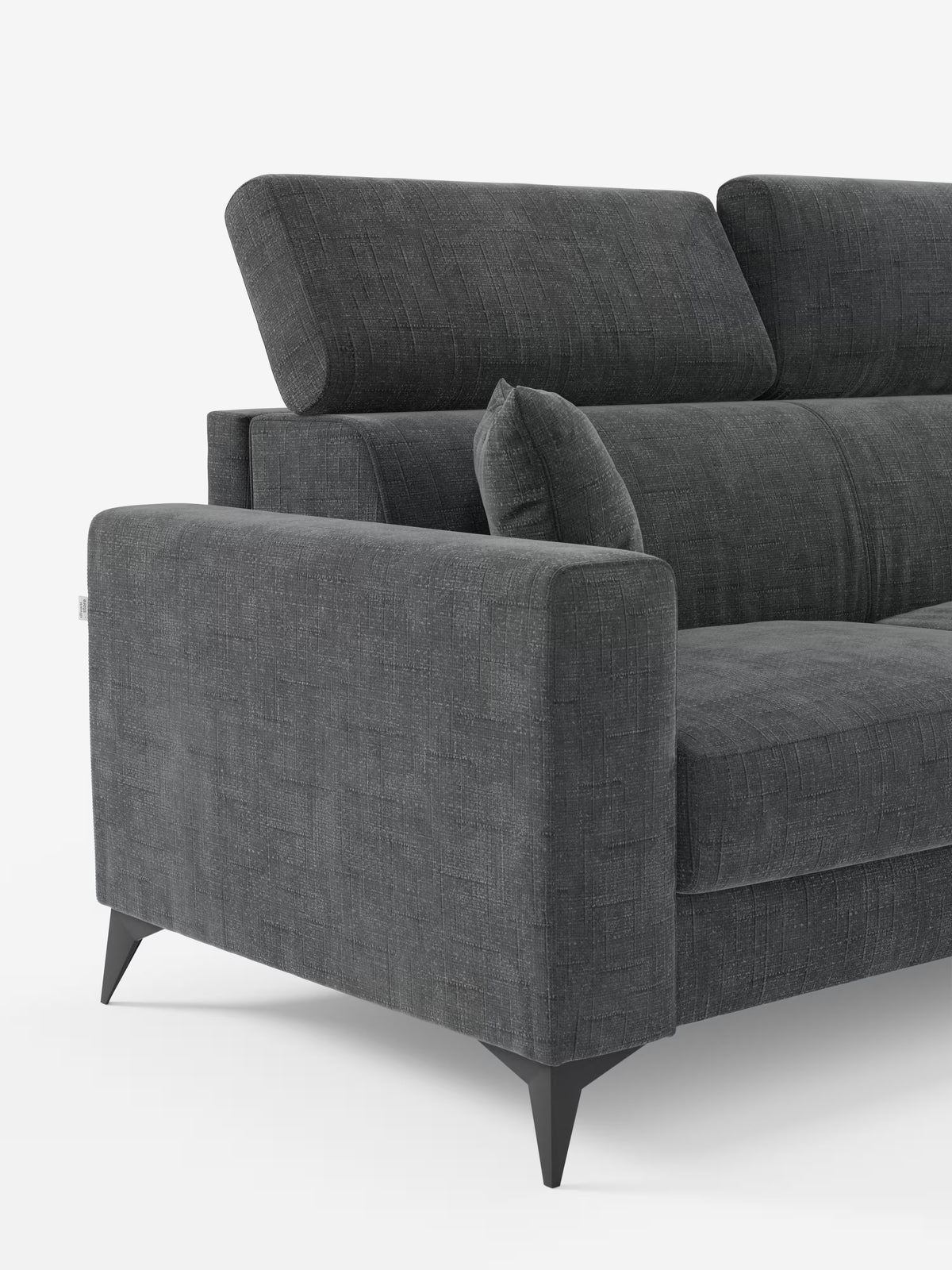 Un divano letto angolare Pegaso contemporaneo in grigio scuro di Divani.Store, realizzato in tessuto jacquard T22 con trama in rilievo e resistente alle macchie, dotato di ampi braccioli, gambe angolate nere, poggiatesta reclinabili regolabili e un cuscino quadrato abbinato. L'immagine mostra un primo piano del bracciolo sinistro e dell'angolo del divano componibile su sfondo bianco.