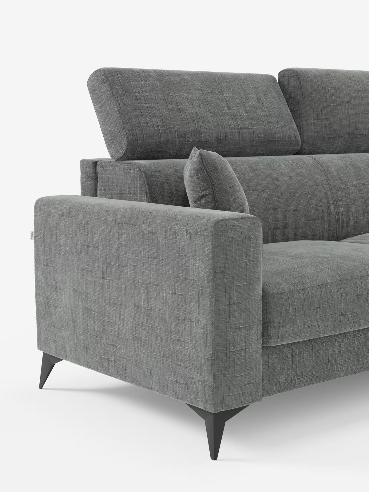 Il divano letto angolare Pegaso di Divani.Store è caratterizzato da un moderno tessuto jacquard grigio antimacchia, poggiatesta regolabili e una spaziosa chaise longue con vano portaoggetti integrato. I braccioli dritti e le gambe nere angolate conferiscono un tocco contemporaneo, mentre un cuscino coordinato si appoggia al rivestimento dalla trama delicatamente strutturata. Perfetto per coniugare stile e versatilità, questo divano risalta su uno sfondo bianco a tinta unita che ne esalta i dettagli di