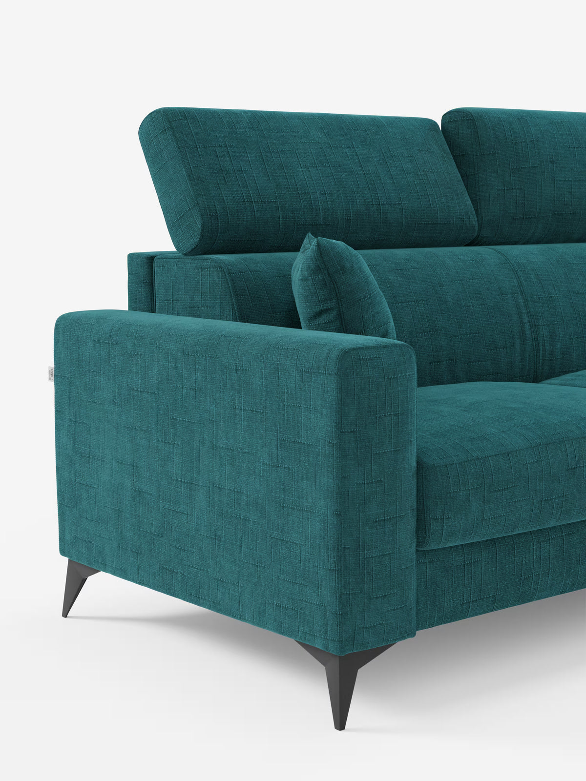 Il divano letto angolare Pegaso di Divani.Store è rivestito in tessuto jacquard T22 di facile pulizia, in una vivace tonalità verde acqua, e presenta poggiatesta regolabili, eleganti gambe angolate in metallo nero e un cuscino decorativo abbinato. Presentato su uno sfondo bianco, il divano mette in risalto il rivestimento testurizzato e ne evidenzia i dettagli, come i braccioli e la seduta. Con la sua chaise longue integrata (penisola contenitore) e la silhouette moderna, questo complemento d’arredo