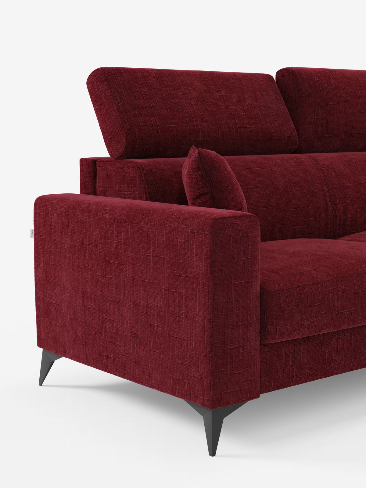 Un divano letto angolare Pegaso in stile contemporaneo di Divani.Store, rivestito in tessuto jacquard T22 rosso intenso e resistente alle macchie. Dotato di poggiatesta reclinabili regolabili, cuscini spessi per seduta e schienale, un cuscino coordinato, una chaise longue con contenitore (penisola contenitore) e eleganti gambe angolari nere. Presentato su uno sfondo bianco per esaltare le linee pulite e il comfort avvolgente del divano.