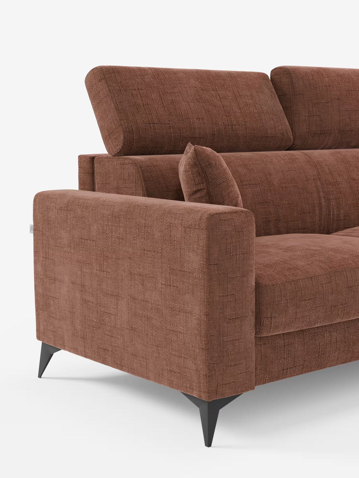 Il divano letto angolare Pegaso con poggiatesta reclinabili e penisola contenitore in tessuto jacquard smacchiabile T22 di Divani.Store è un moderno divano componibile in tessuto marrone caratterizzato da linee pulite, poggiatesta regolabili, un cuscino coordinato e gambe angolari nere. Visto dal lato sinistro su uno sfondo bianco, questo divano letto angolare mette in risalto il rivestimento in tessuto jacquard testurizzato e la morbida seduta.