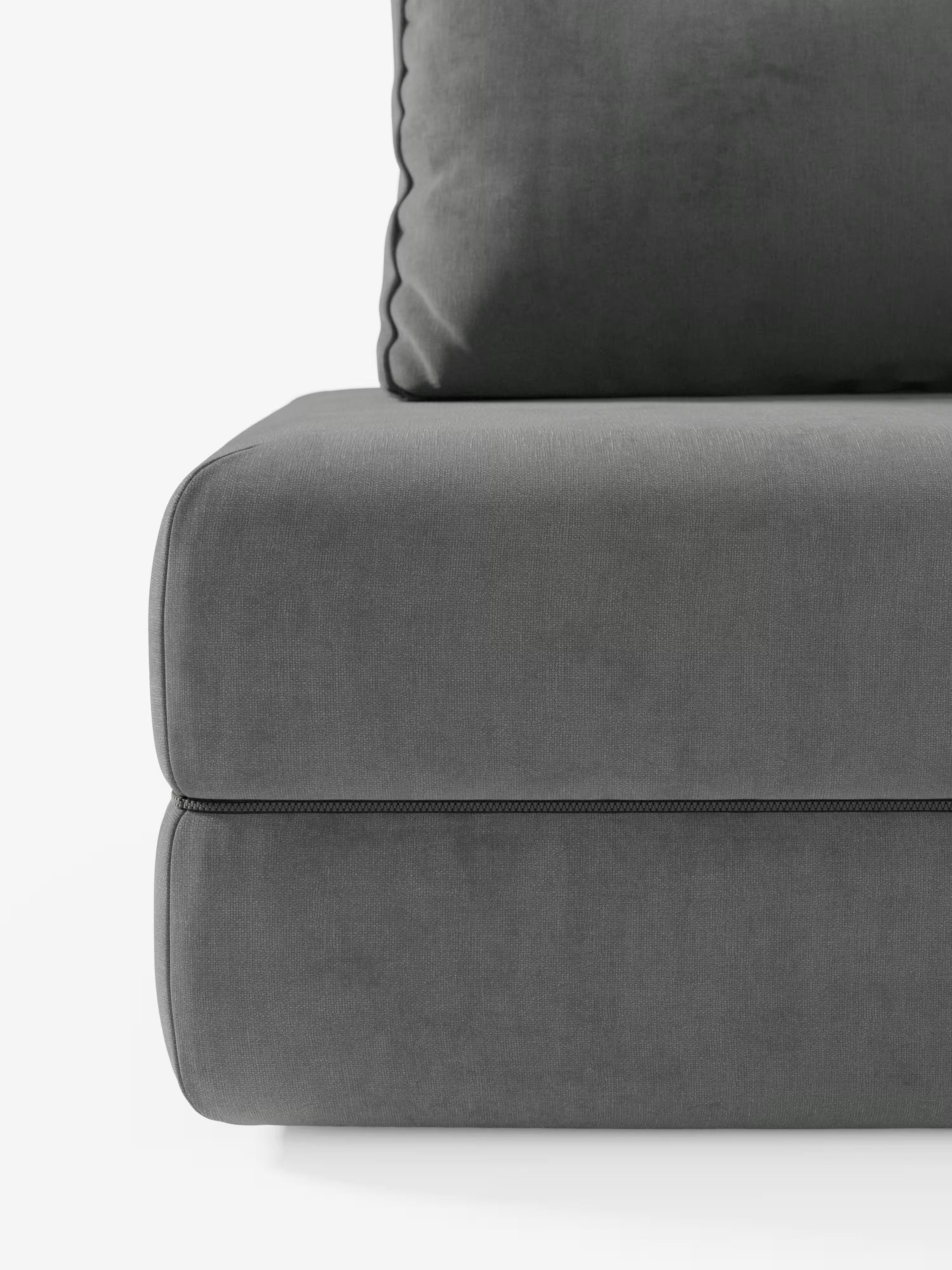 Primo piano di un divano letto matrimoniale Rift di Divani.Store in tessuto T31 grigio scuro smacchiabile, che mette in risalto la seduta e parte dello schienale ribaltabile con bordino a vista lungo i bordi. Il rivestimento appare morbido e liscio, con una finitura leggermente opaca che ne sottolinea il design contemporaneo.