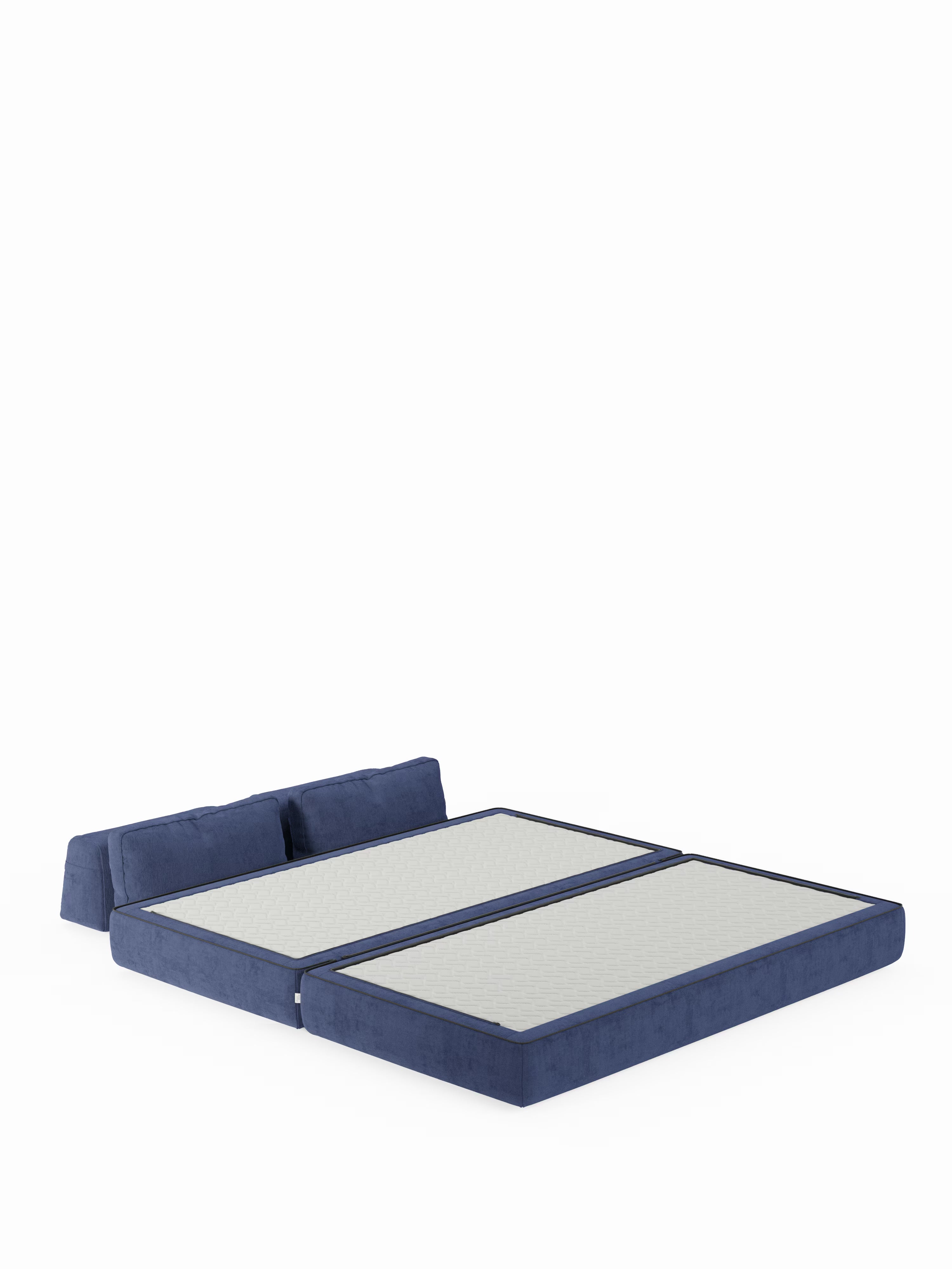 Il divano letto matrimoniale modulare Rift a 2 posti di Divani.Store, in blu, presenta due sezioni di materasso disposte una accanto all’altra in posizione orizzontale, con schienali regolabili sollevati nella zona della testata. Il letto è presentato su uno sfondo bianco senza altri oggetti in primo piano, e il suo materasso in memory foam T31, alto 22 cm, offre comfort e stile moderno.