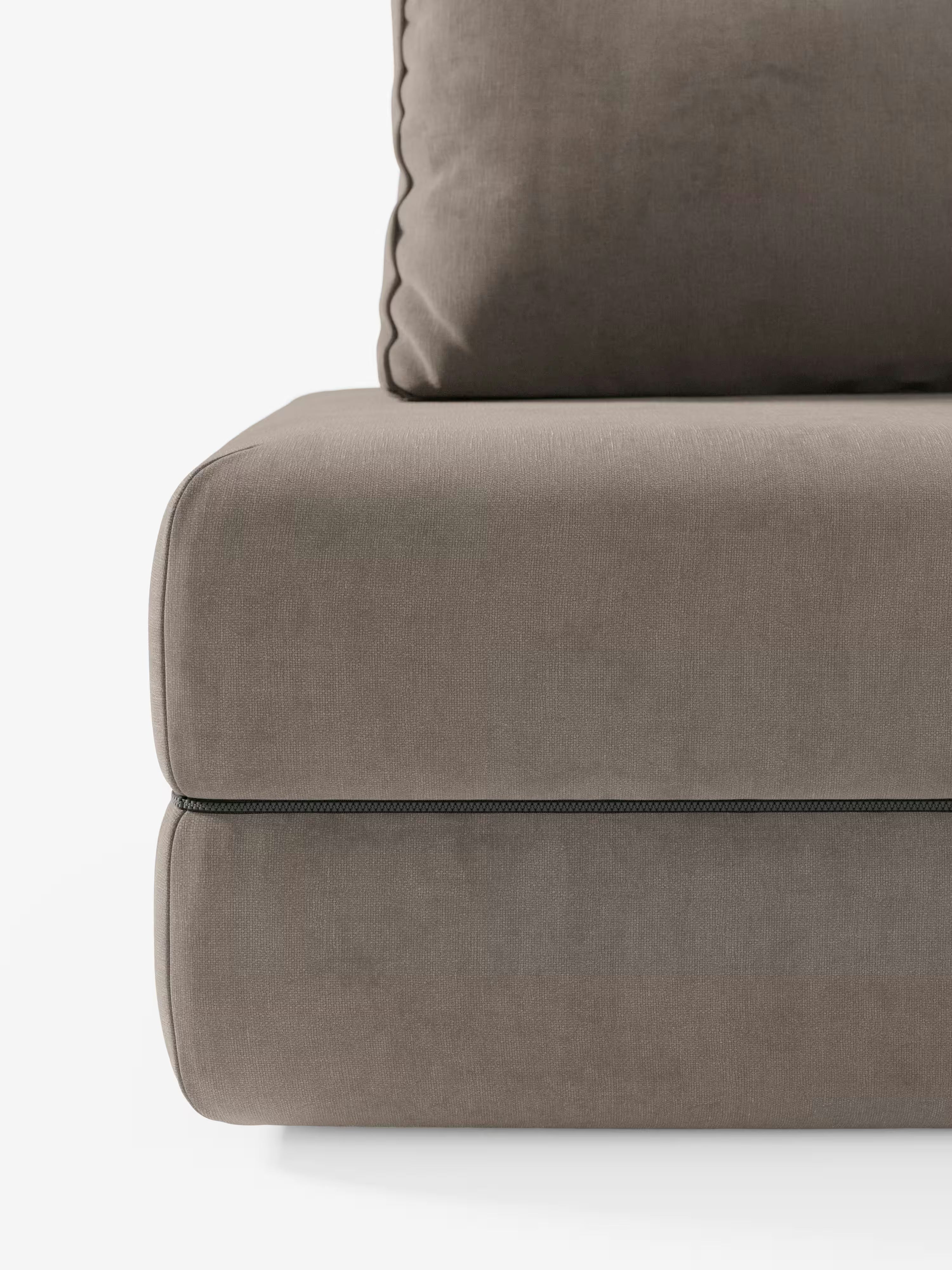 Primo piano del divano letto matrimoniale Rift a 2 e 3 posti di Divani.Store, caratterizzato da rivestimento in tessuto T31 grigio talpa antimacchia, cerniera nera a vista, bordi arrotondati e morbido cuscino dello schienale. Lo sfondo bianco a tinta unita ne esalta le linee pulite e la morbida trama. Questo design moderno include anche schienali regolabili e un materasso in memory foam alto 24 cm.