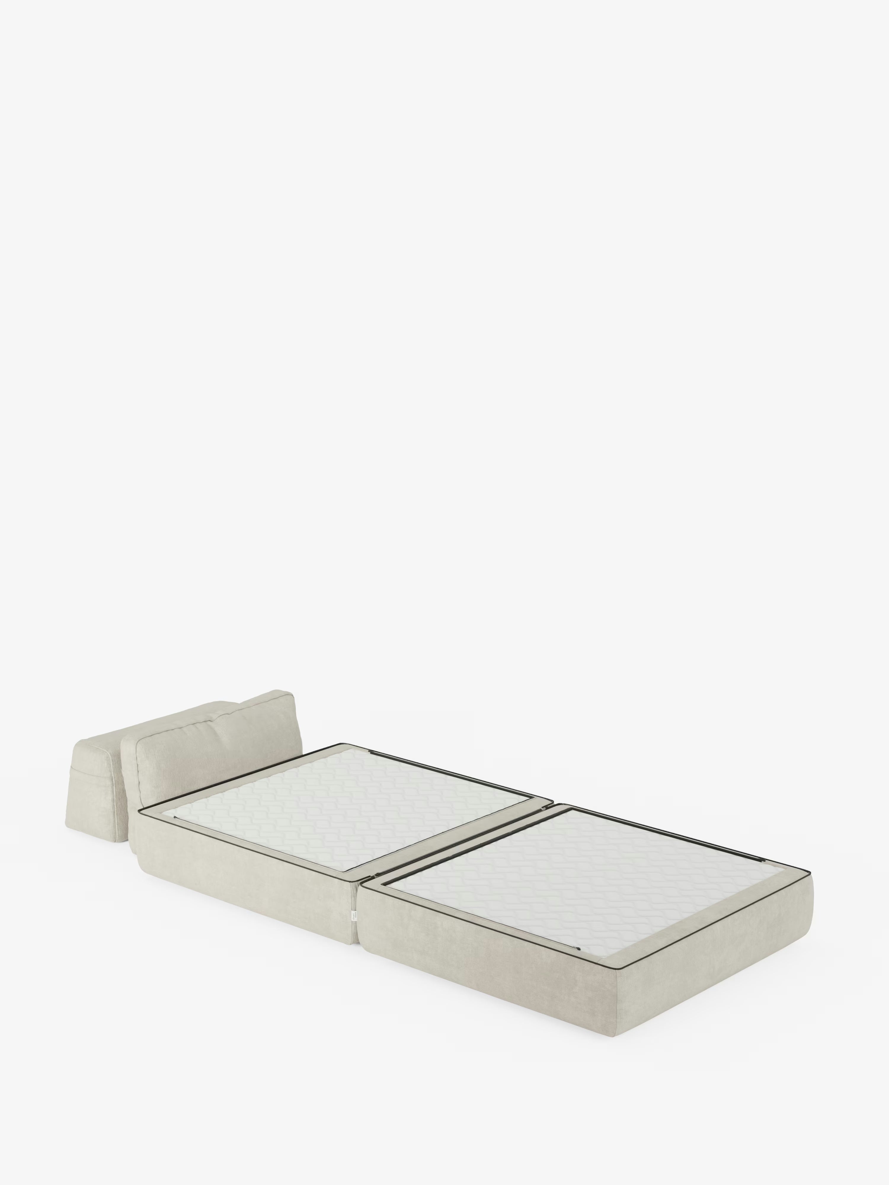 La poltrona letto Rift con materasso alto 24 cm e memory foam di Divani.Store è raffigurata completamente estesa in posizione di riposo orizzontale, mostrando le due sezioni del materasso a vista e lo schienale imbottito e mobile, rivestito in tessuto T31 antimacchia. Tutti gli elementi sono messi in risalto su uno sfondo bianco a tinta unita, che ne sottolinea l’estetica moderna e minimalista.