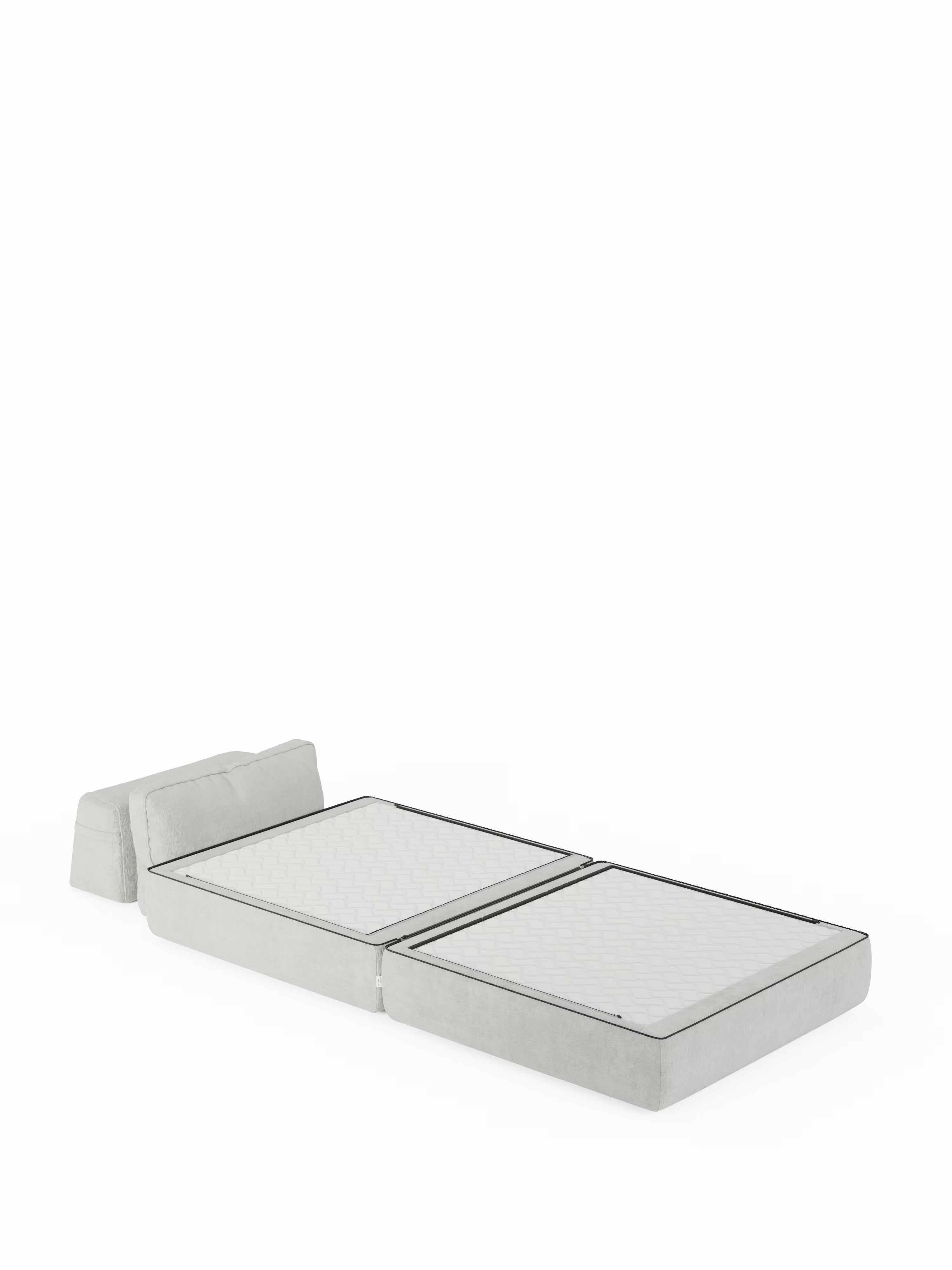 La poltrona letto Rift con materasso alto 22 cm e memory foam di Divani.Store, caratterizzata da un design elegante in grigio chiaro con rivestimento in tessuto T31 antimacchia e schienale regolabile, è raffigurata nella posizione distesa. Due sezioni del materasso bianche e trapuntate risaltano su uno sfondo bianco a tinta unita.