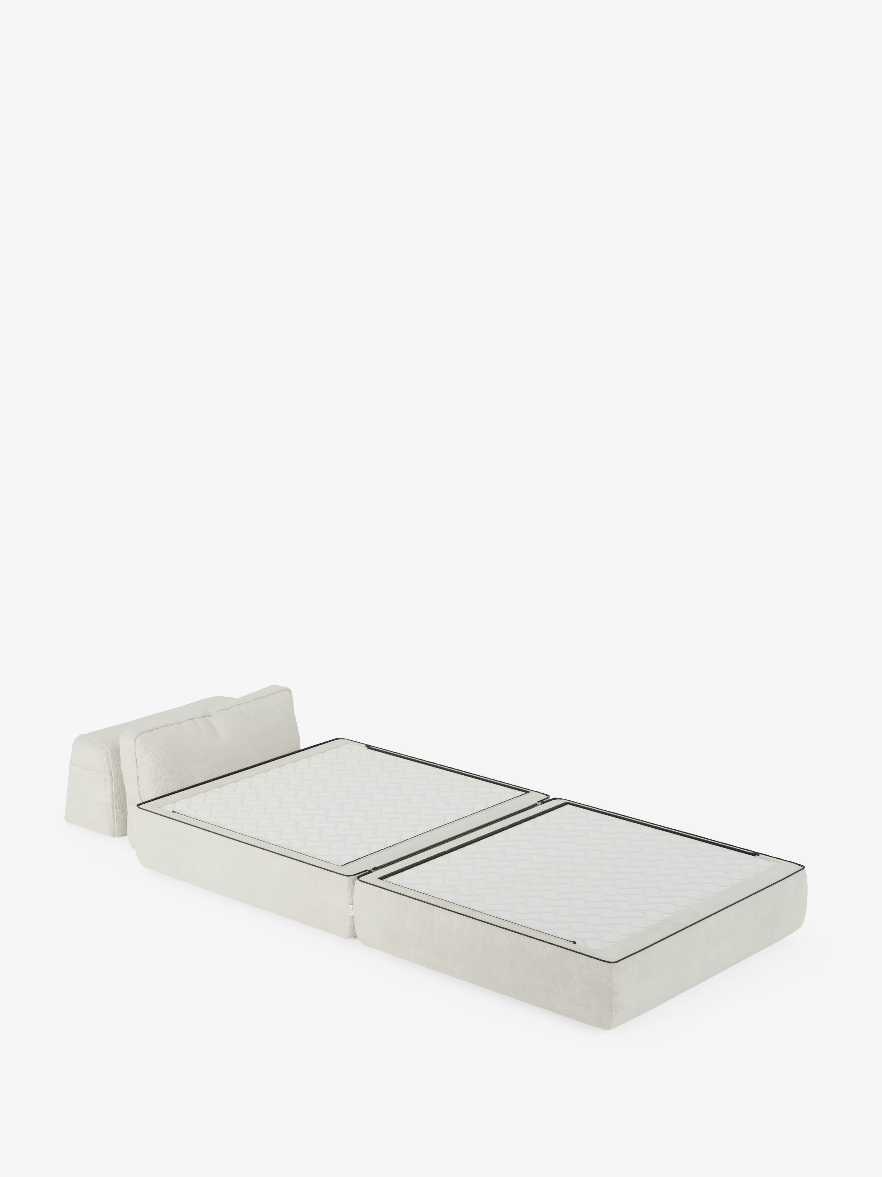 La poltrona letto Divani.Store Rift, con materasso alto 24 cm e memory foam, si presenta in un design moderno con rivestimento T31 grigio chiaro e resistente alle macchie. È raffigurata nella posizione da letto, con lo schienale ribaltabile e le due sezioni del materasso trapuntate separatamente, il tutto su uno sfondo bianco a tinta unita.