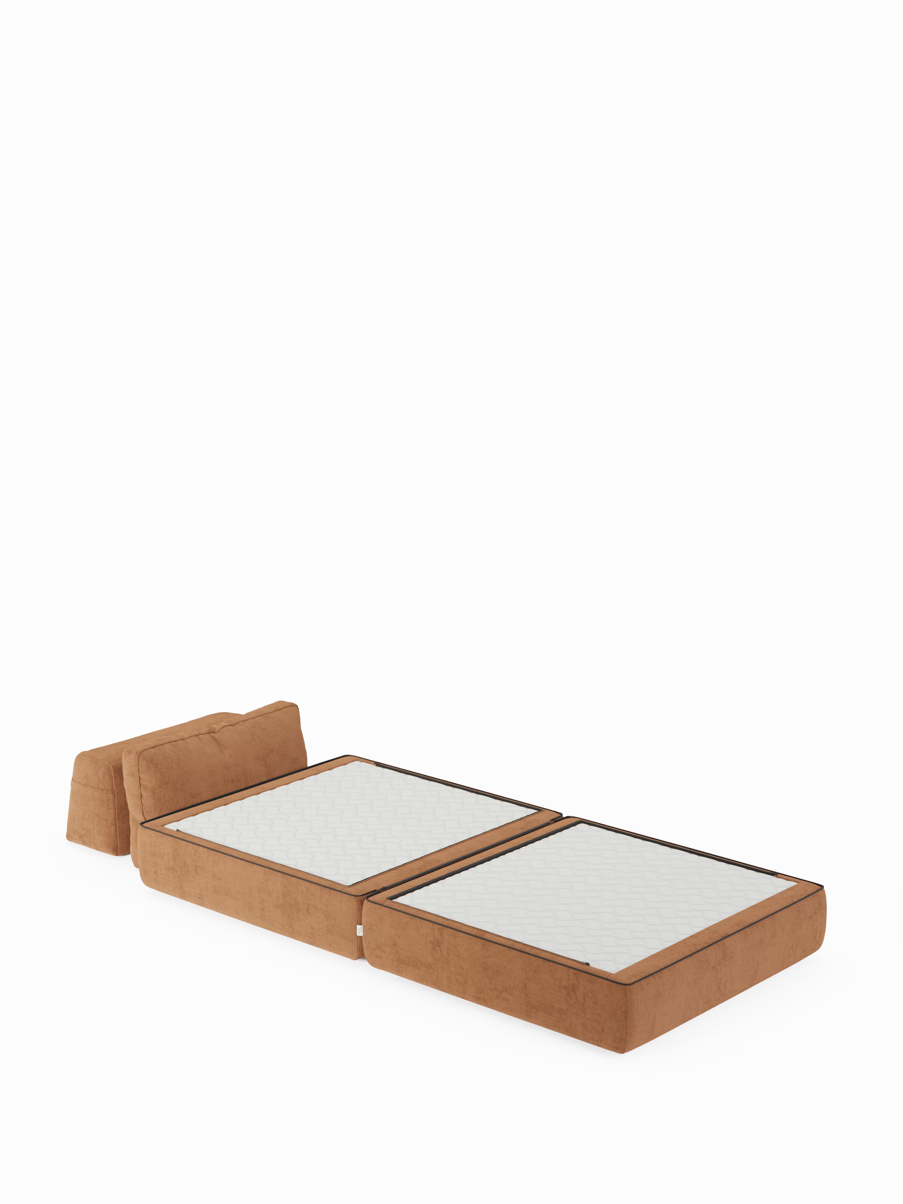La poltrona letto Rift con materasso alto 22 cm e memory foam di Divani.Store è raffigurata in posizione aperta, mostrando la sua superficie di riposo piatta ed estesa con due sezioni di materasso trapuntate di colore bianco e un poggiatesta imbottito, il tutto su uno sfondo bianco. Il design presenta uno schienale mobile e un rivestimento T31 resistente alle macchie.