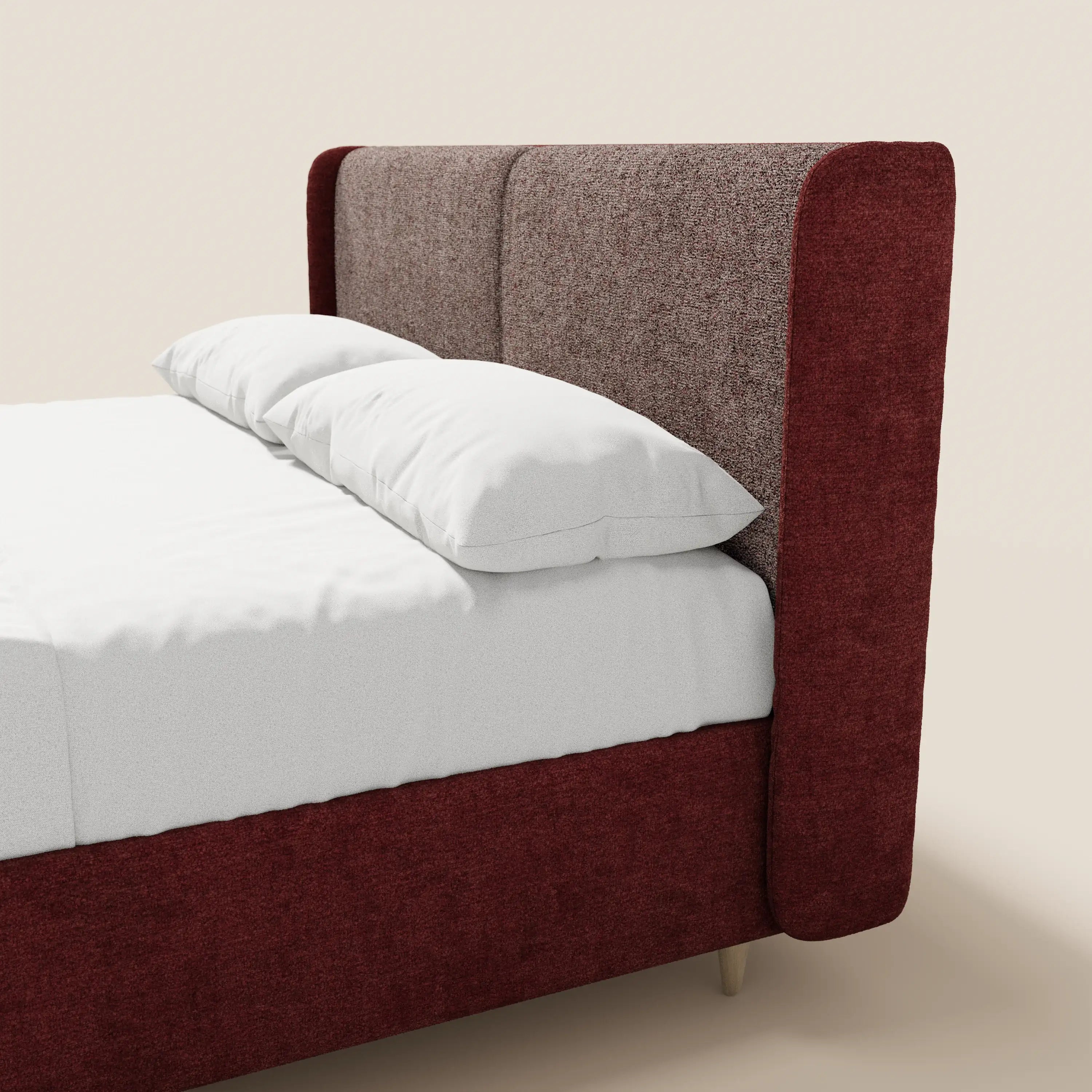 VALKIRIA di Letti.store: un letto imbottito bicolore con cuscini schienali e una testiera curva e avvolgente nei toni del marrone e del bordeaux. Dotato di contenitore, materasso e cuscini bianchi, gambe in legno chiaro, il tutto su uno sfondo beige.