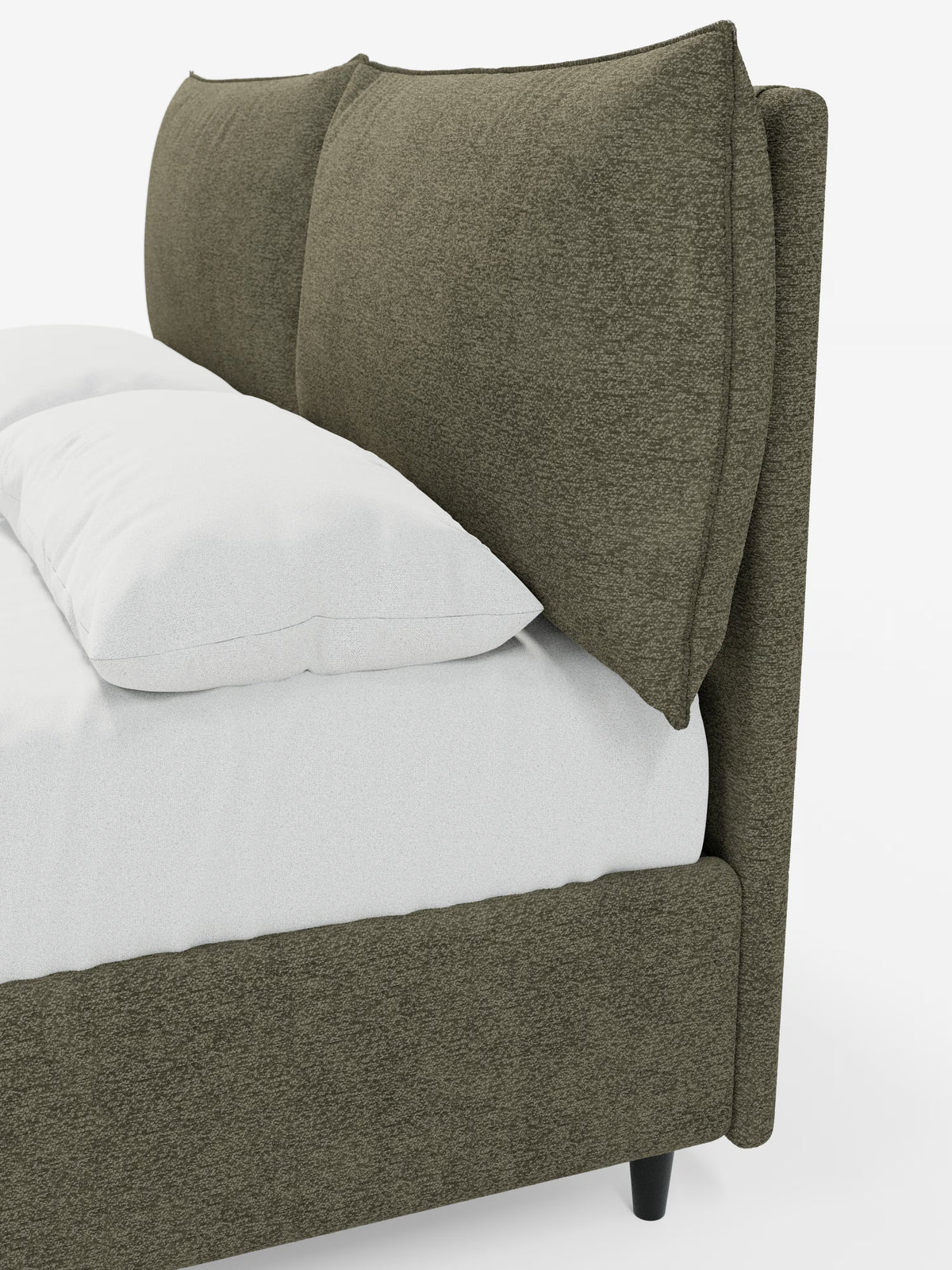 Una vista laterale ravvicinata del letto imbottito ZAYRON con contenitore e morbidi cuscini regolabili di Letti.store, che mette in risalto il rivestimento in tessuto verde oliva testurizzato certificato Oeko-Tex® e i due grandi e soffici cuscini regolabili che fungono da testiera. Il materasso è rivestito da biancheria da letto di un bianco candido, mentre il letto poggia su gambe corte e rotonde di colore nero e presenta un design moderno e minimalista.