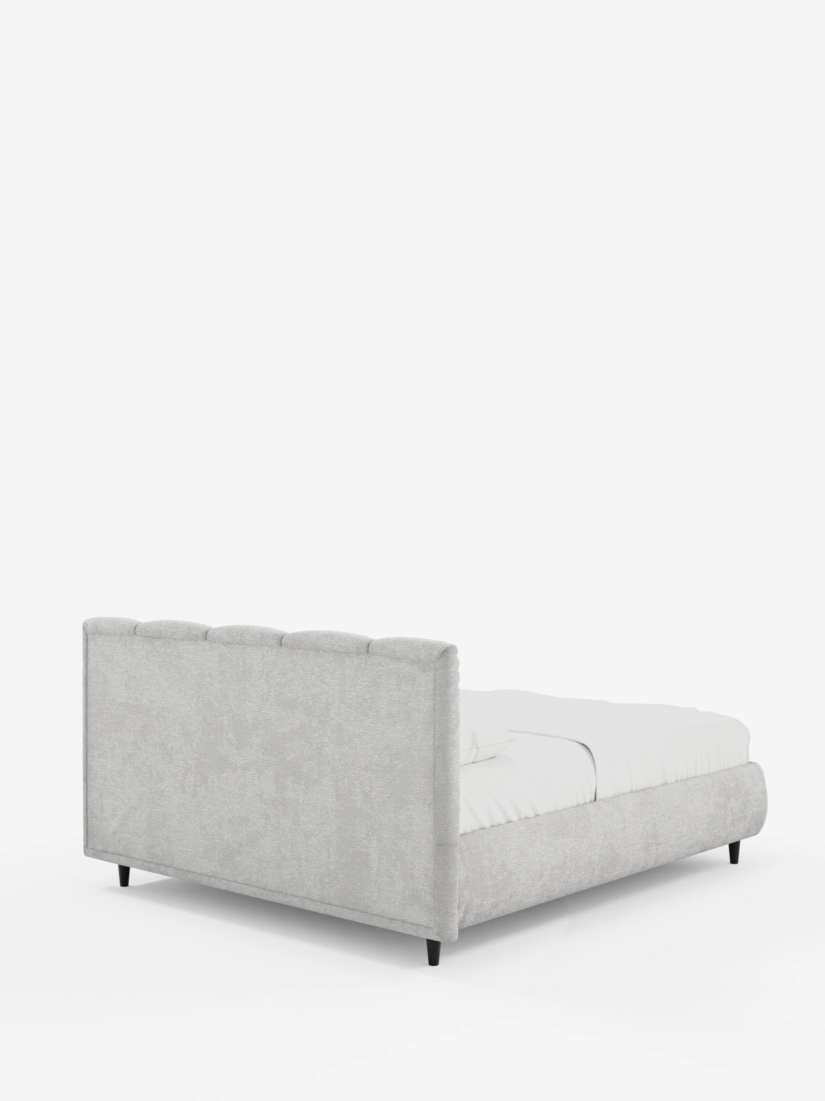 Il letto imbottito ARKAM con contenitore e testiera a cuciture verticali è un letto imbottito di colore grigio chiaro con cuciture verticali, biancheria da letto bianca e piccole gambe nere su sfondo bianco.