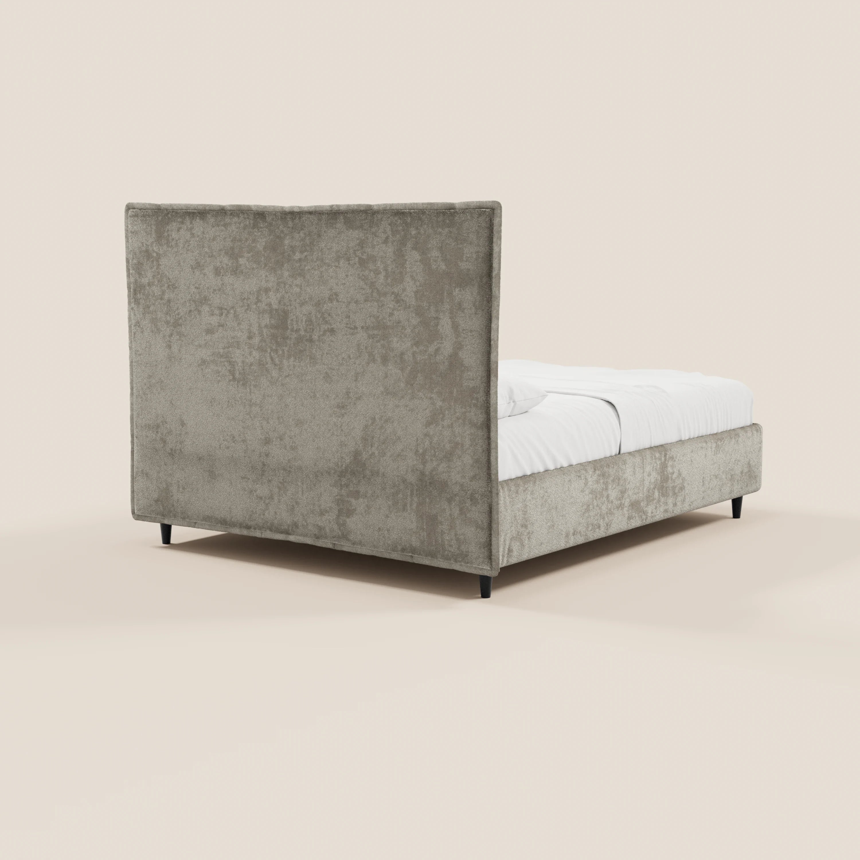 Il letto imbottito AURO di Letti.store, con vano contenitore e testiera capitonné alta in ciniglia Oeko-Tex®, è raffigurato nella vista posteriore sinistra. Il letto è rifinito con biancheria da letto bianca e poggia su piedini neri corti su uno sfondo beige chiaro.