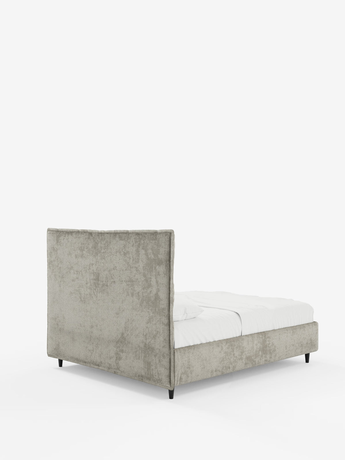 Un letto imbottito AURO dal design contemporaneo e dal profilo basso, con vano contenitore e testiera alta capitonné in ciniglia Oeko-Tex® di Letti.Il letto presenta una struttura imbottita grigio chiaro e una testiera alta trapuntata, un design minimalista con gambe corte nere e biancheria da letto bianca drappeggiata con disinvoltura sul materasso, il tutto su uno sfondo bianco a tinta unita.