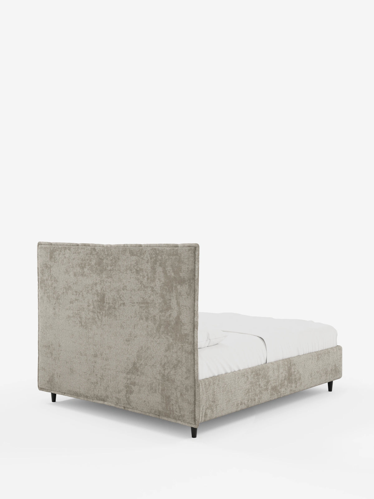 AURO, letto imbottito con contenitore e testiera alta capitonné in ciniglia Oeko-Tex®: un letto queen-size con testiera alta capitonné in tessuto ciniglia grigio chiaro, rivestito con lenzuola bianche e poggiante su gambe basse in legno scuro.